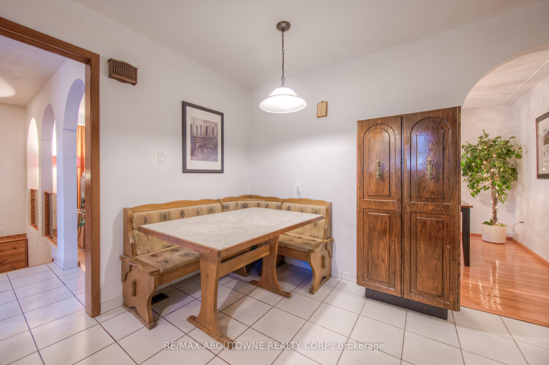 Photo 5 of 47 Chester Road, Hamilton, Stoney Creek — HOMEH
