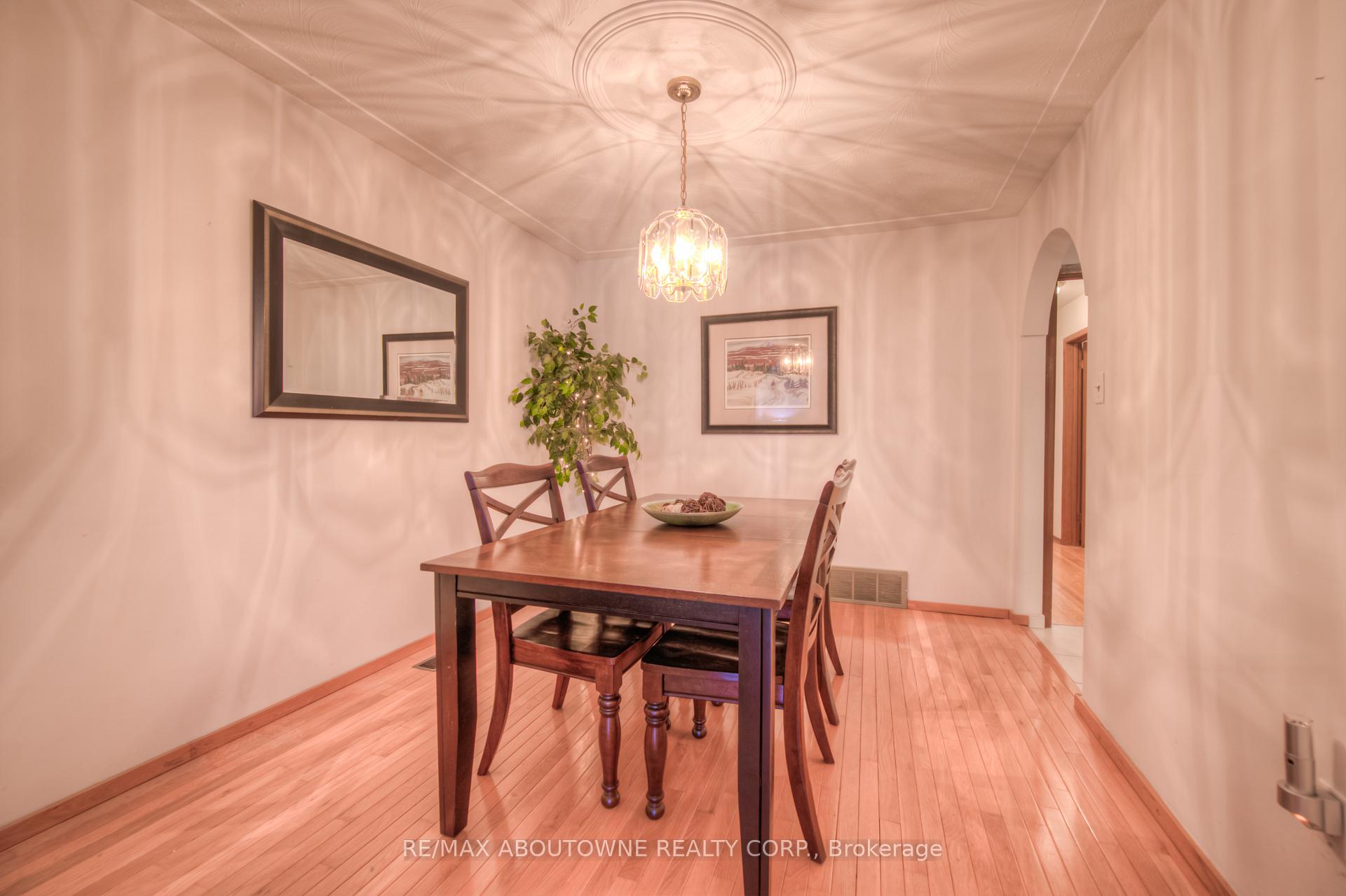 Photo 7 of 47 Chester Road, Hamilton, Stoney Creek — HOMEH