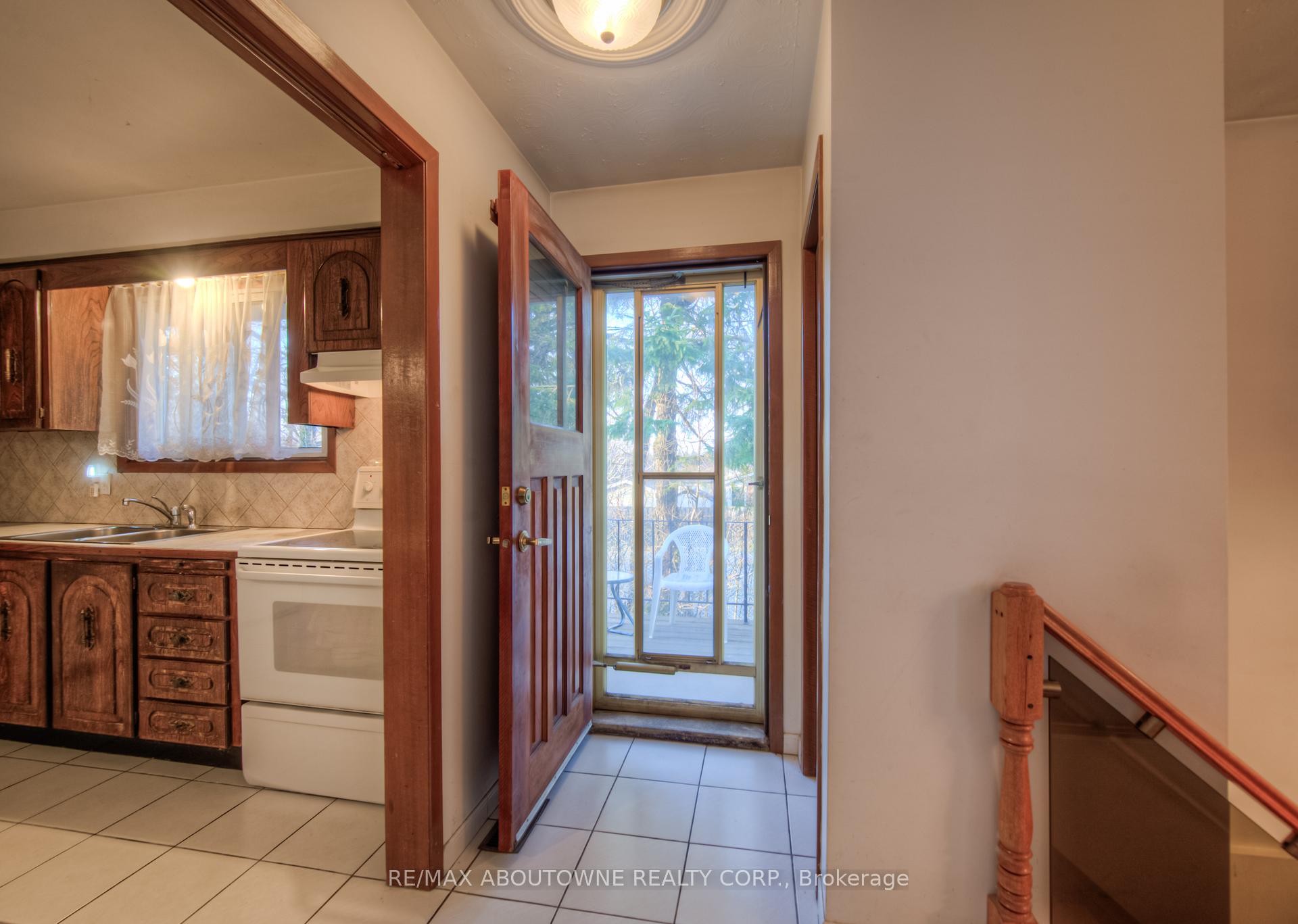 Photo 8 of 47 Chester Road, Hamilton, Stoney Creek — HOMEH