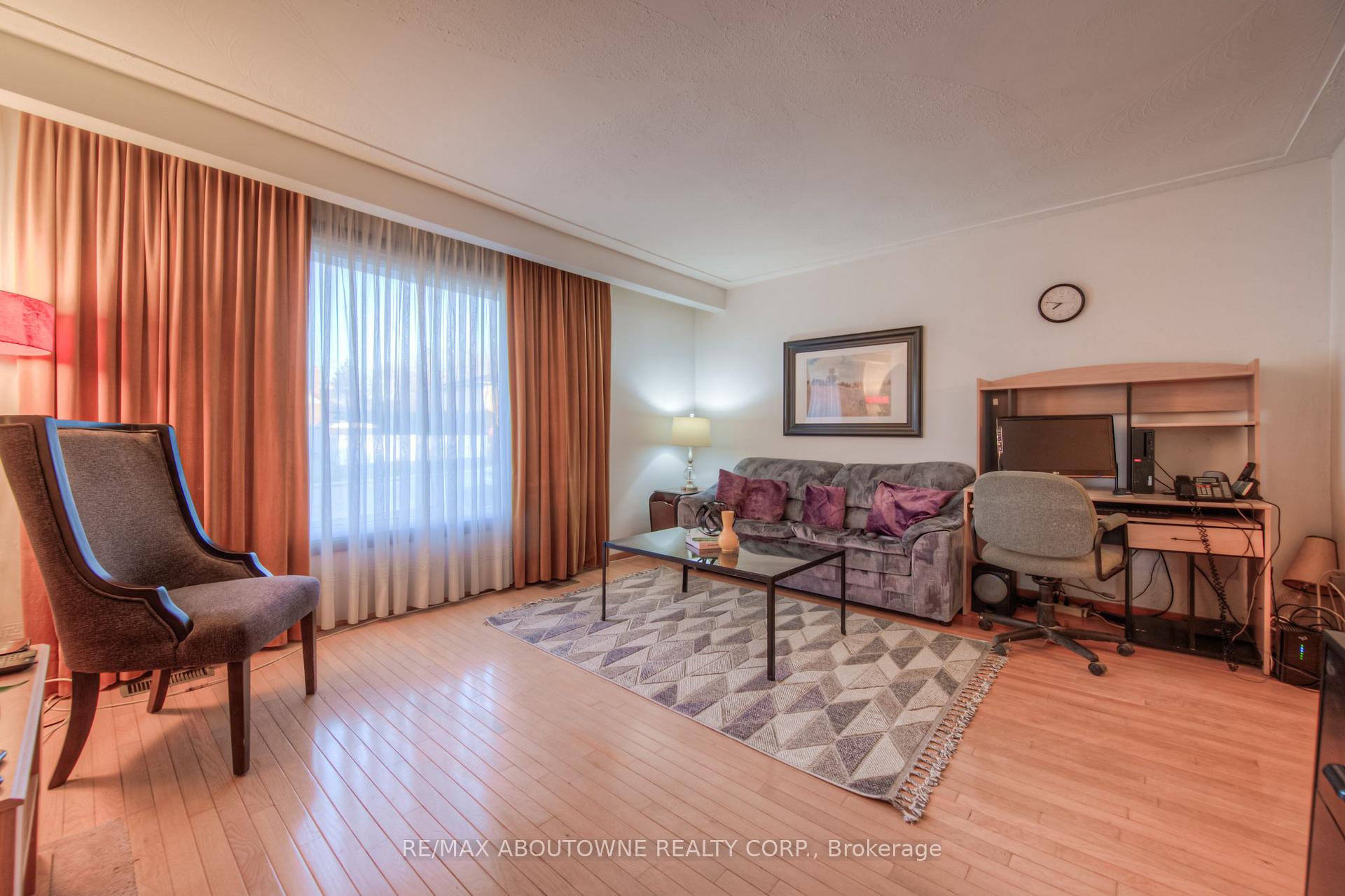 Photo 9 of 47 Chester Road, Hamilton, Stoney Creek — HOMEH