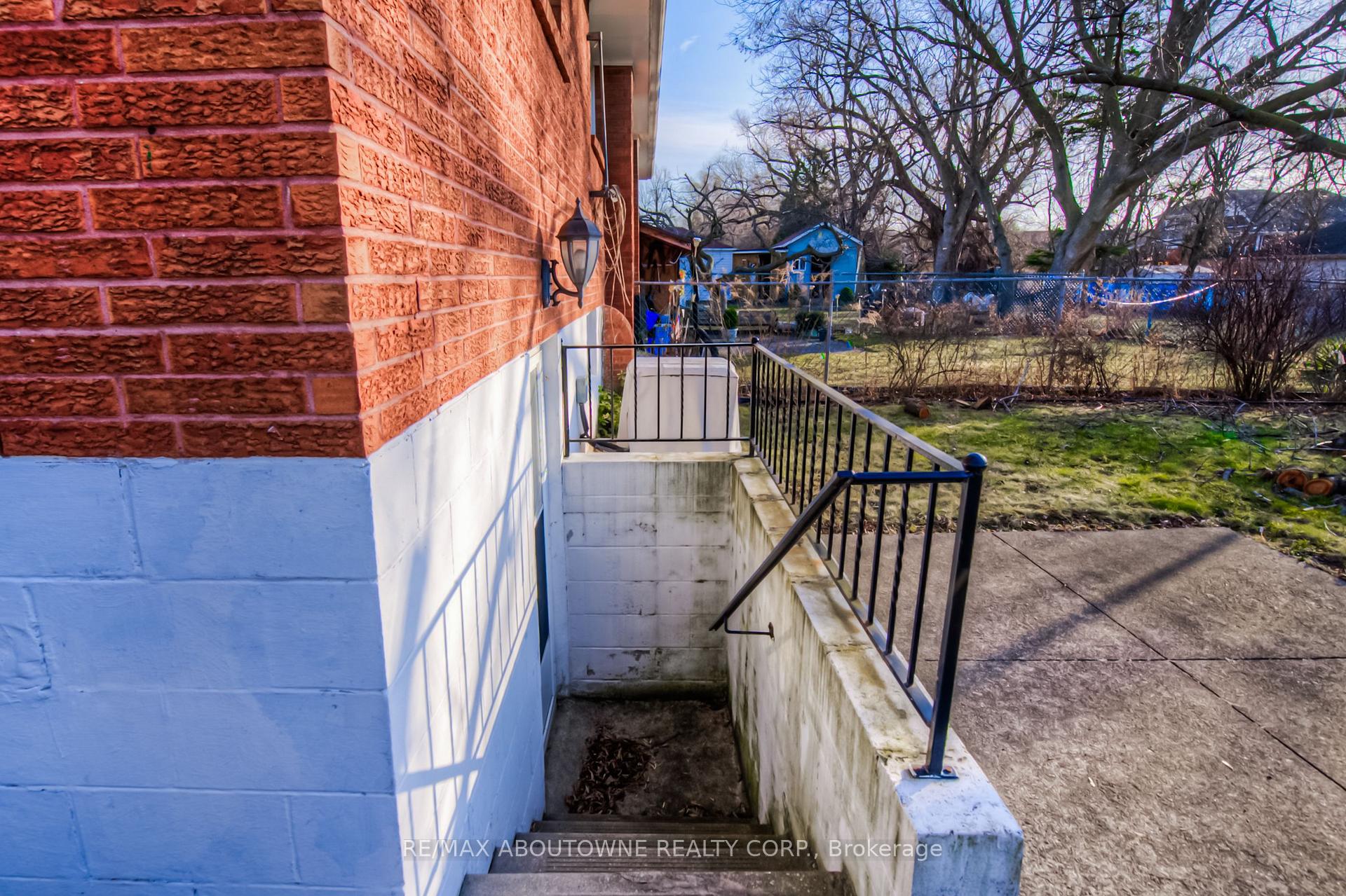 Photo 33 of 47 Chester Road, Hamilton, Stoney Creek — HOMEH