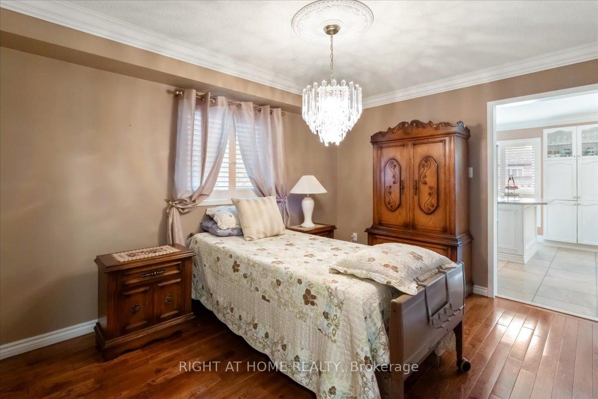 Photo 2 of 24 Suncrest Drive, Brampton, Brampton West — HOMEH