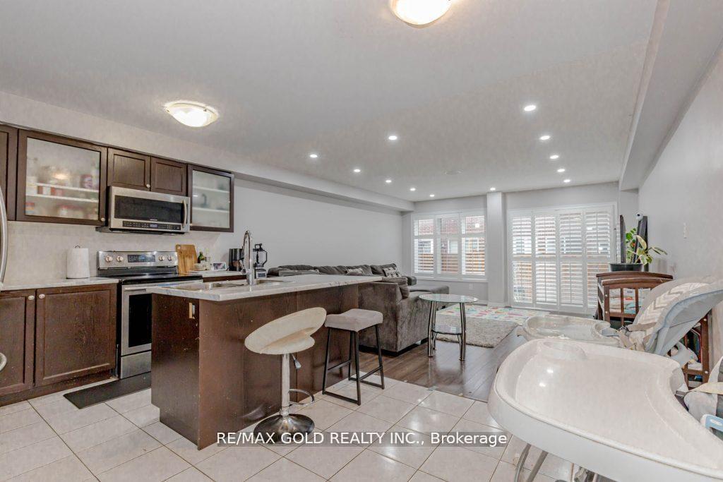 Photo 9 of 475 Queen Mary Drive, Brampton, Northwest Brampton — HOMEH