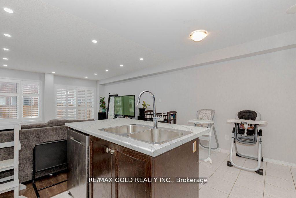 Photo 14 of 475 Queen Mary Drive, Brampton, Northwest Brampton — HOMEH