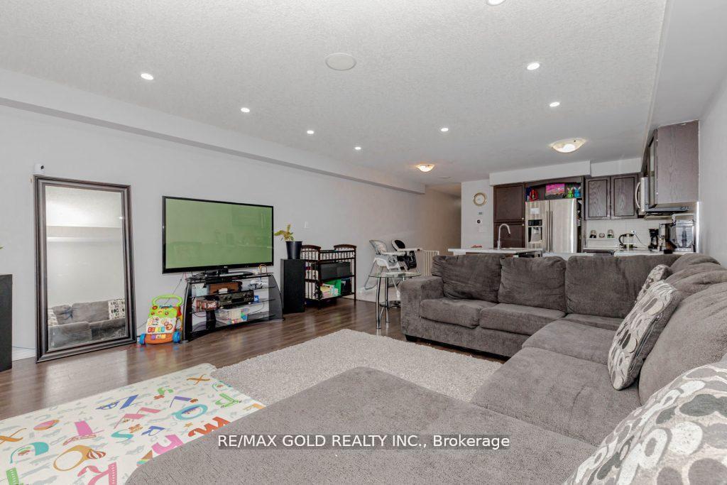 Photo 17 of 475 Queen Mary Drive, Brampton, Northwest Brampton — HOMEH
