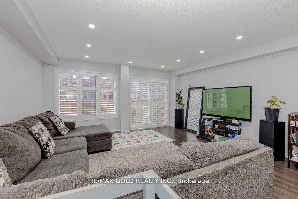 Photo 18 of 475 Queen Mary Drive, Brampton, Northwest Brampton — HOMEH