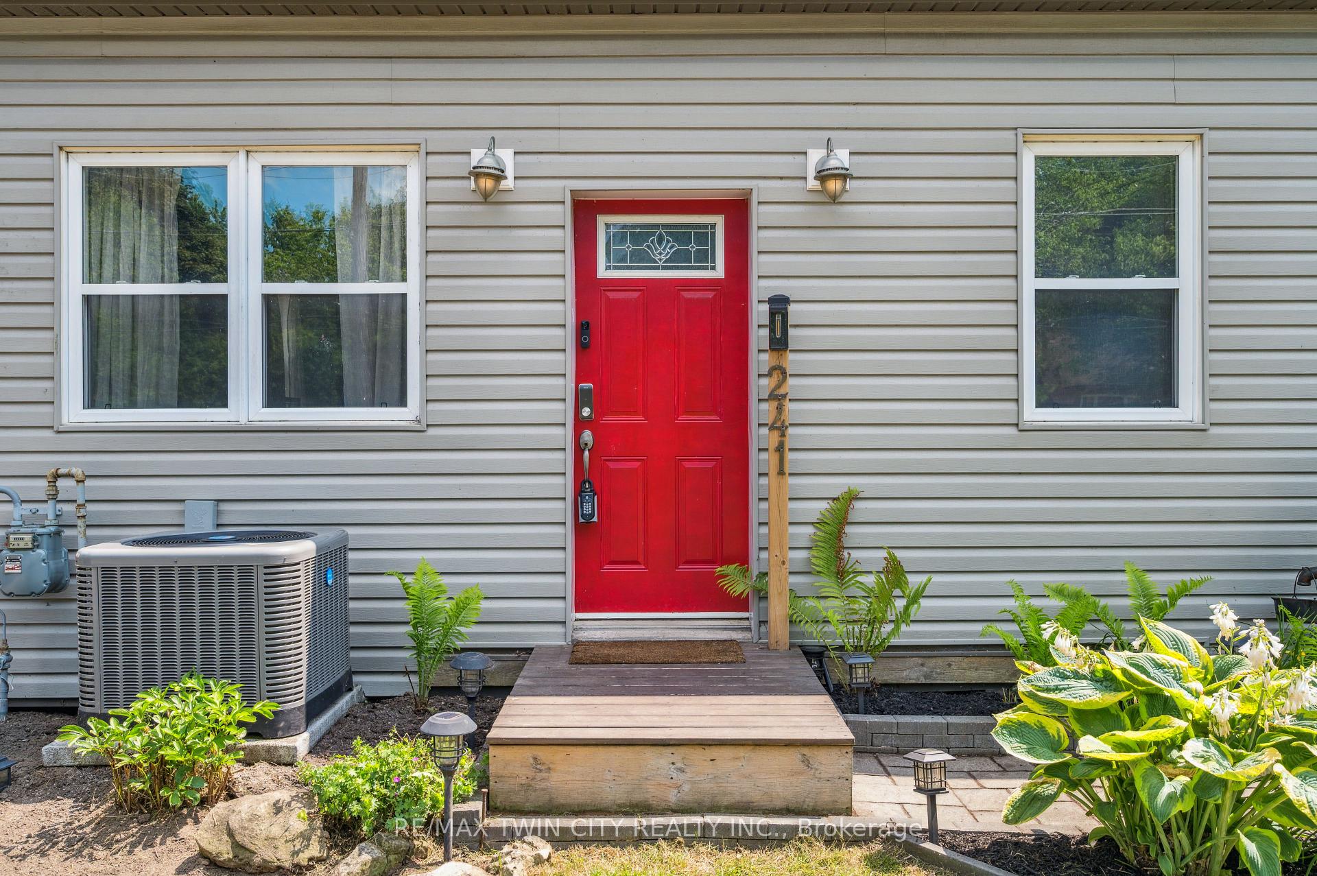Photo 3 of 241 8 Highway, Hamilton, Greensville — HOMEH