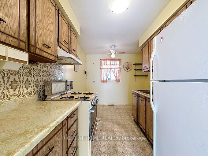 Photo 13 of 191 Royal Salisbury Way, Brampton, Madoc — HOMEH