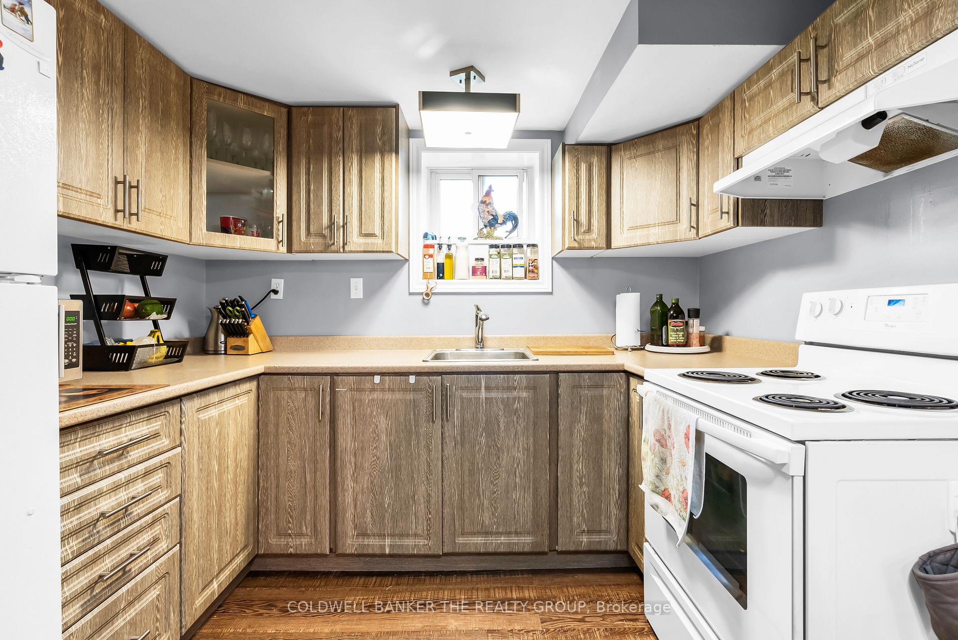 Photo 2 of 12 Sherwood Crescent, Brampton, Northwood Park — HOMEH