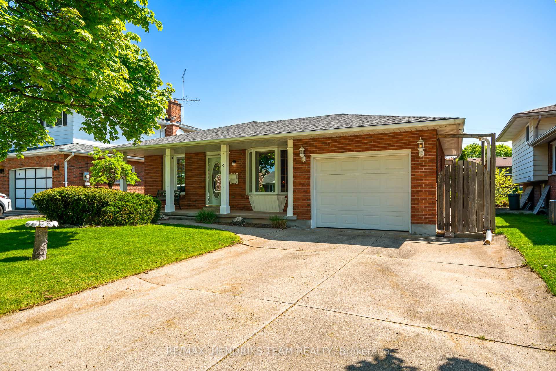 Photo 2 of 8 Dolly Circle, St. Catharines, Secord Woods — HOMEH