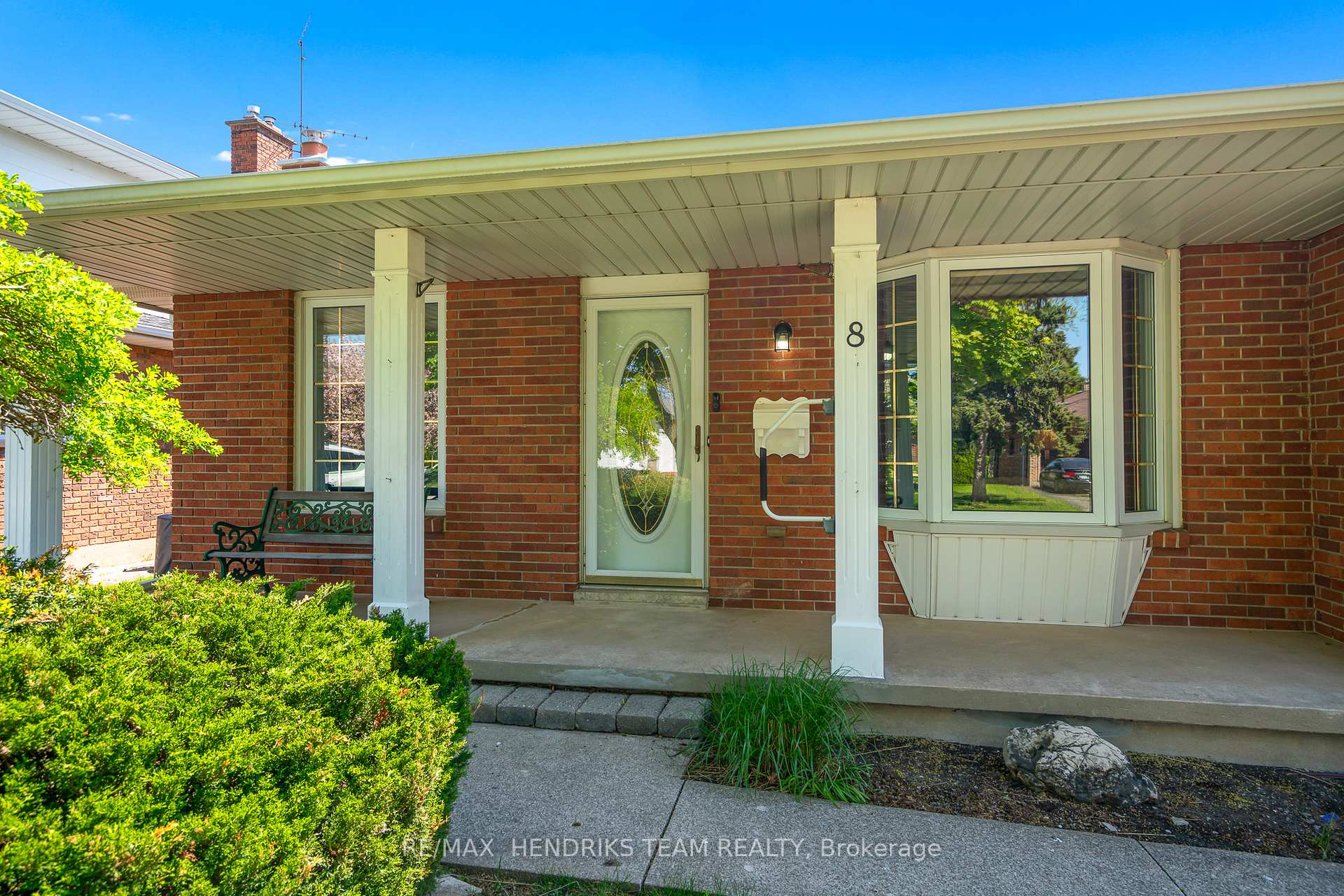 Photo 3 of 8 Dolly Circle, St. Catharines, Secord Woods — HOMEH