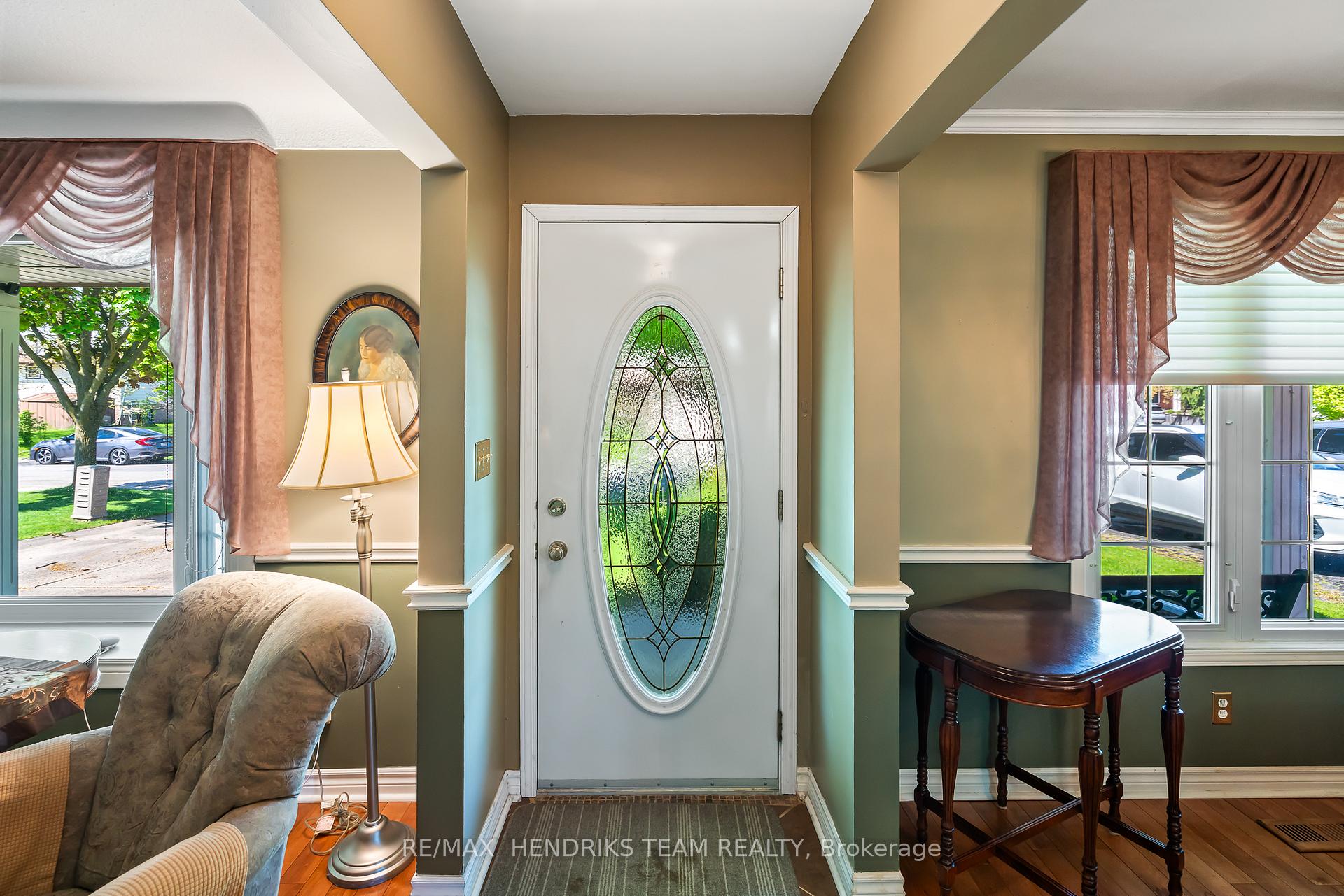 Photo 4 of 8 Dolly Circle, St. Catharines, Secord Woods — HOMEH