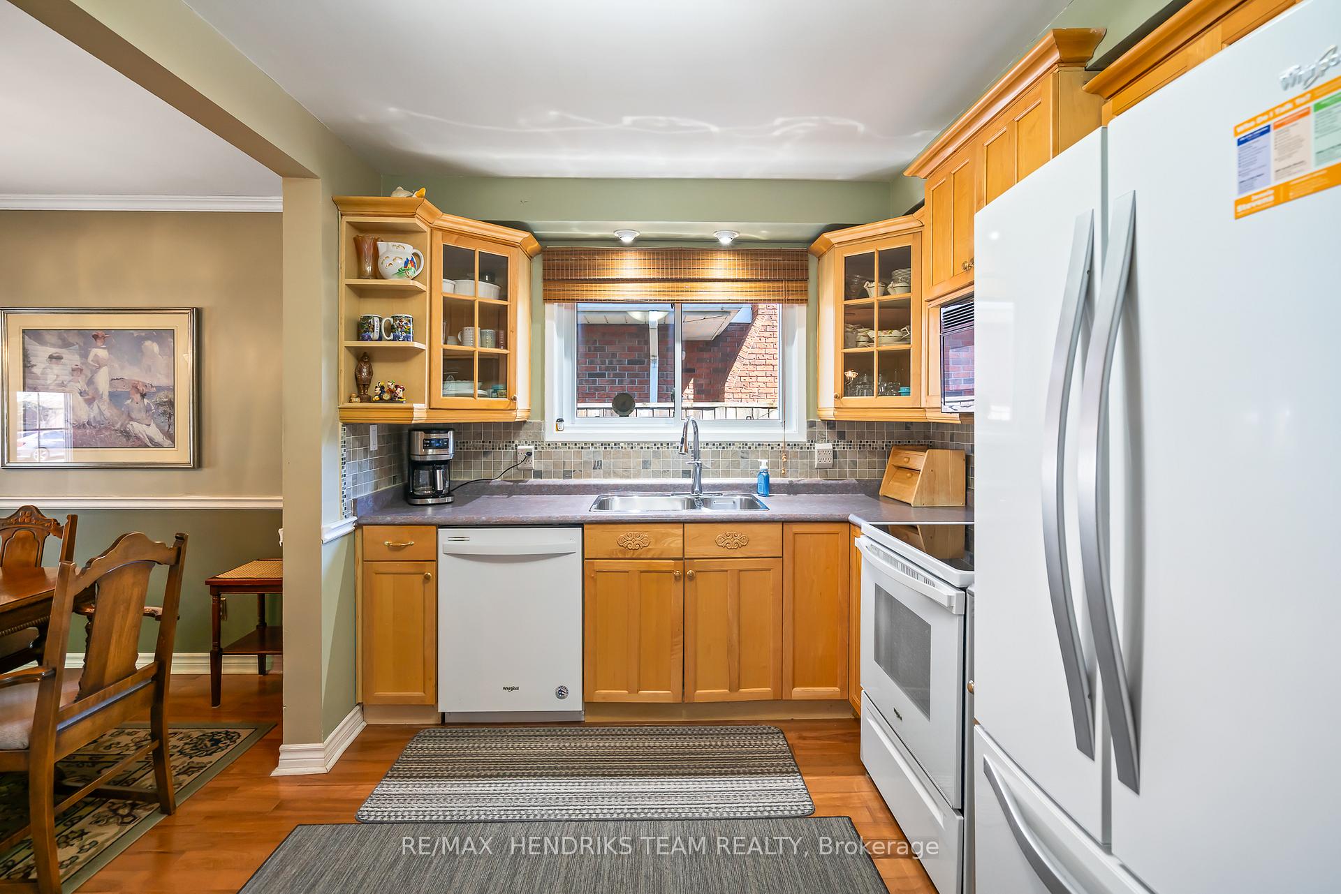 Photo 6 of 8 Dolly Circle, St. Catharines, Secord Woods — HOMEH