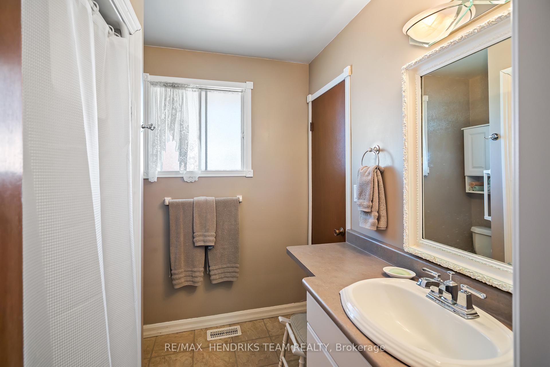 Photo 15 of 8 Dolly Circle, St. Catharines, Secord Woods — HOMEH