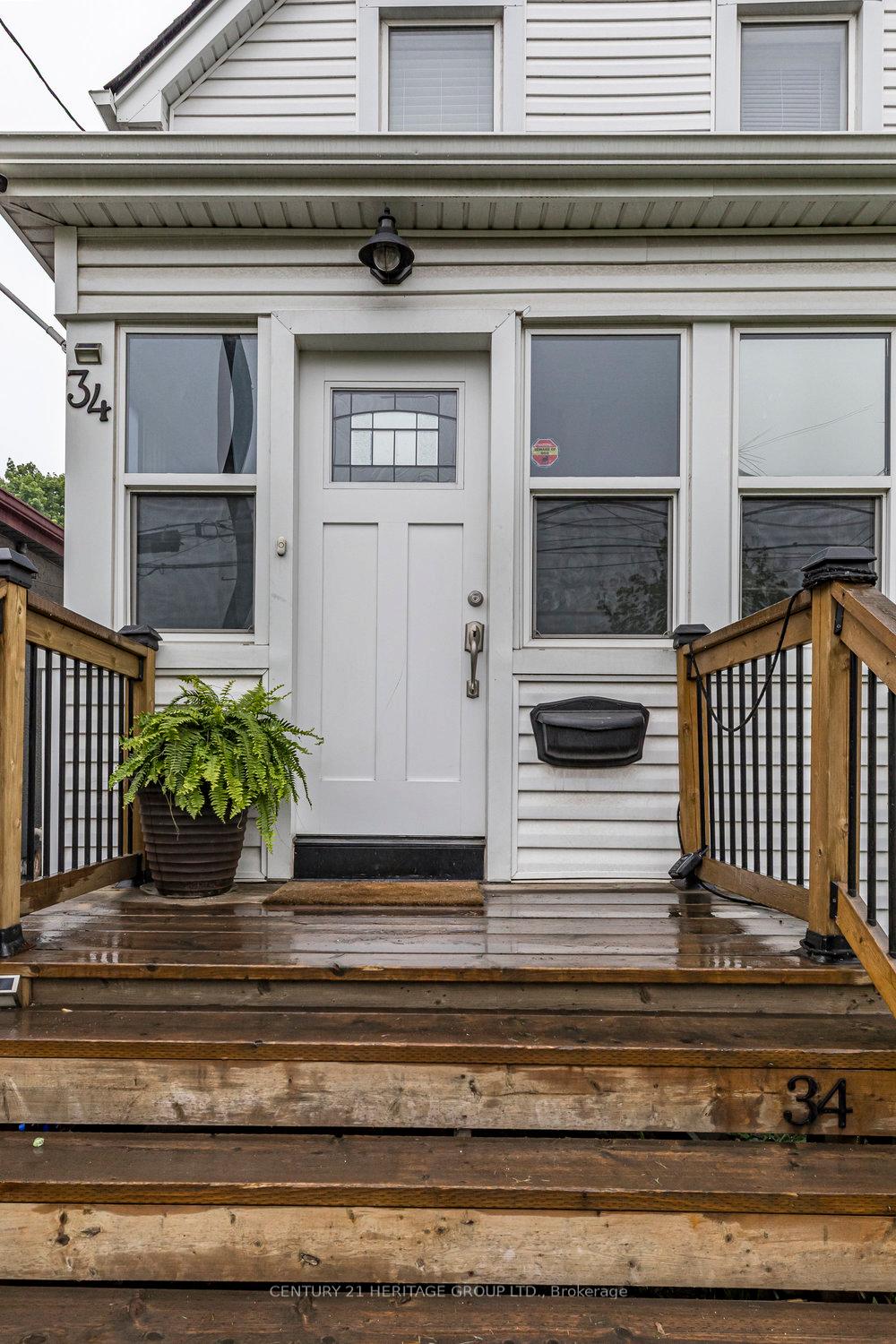 Photo 3 of 34 Benson Avenue, Hamilton, Crown Point — HOMEH