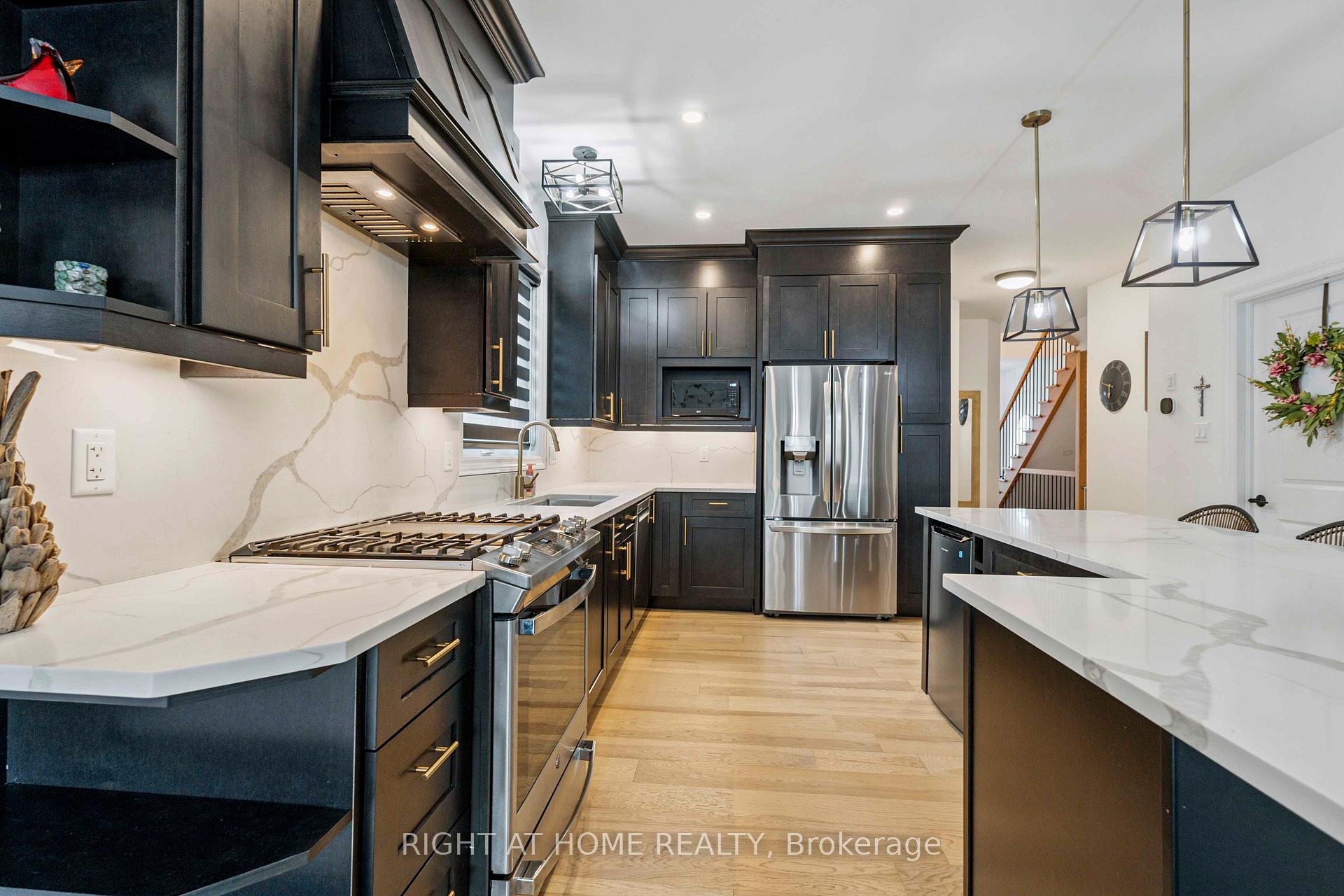 Photo 10 of 46 Durham Road, Hamilton, Stoney Creek — HOMEH