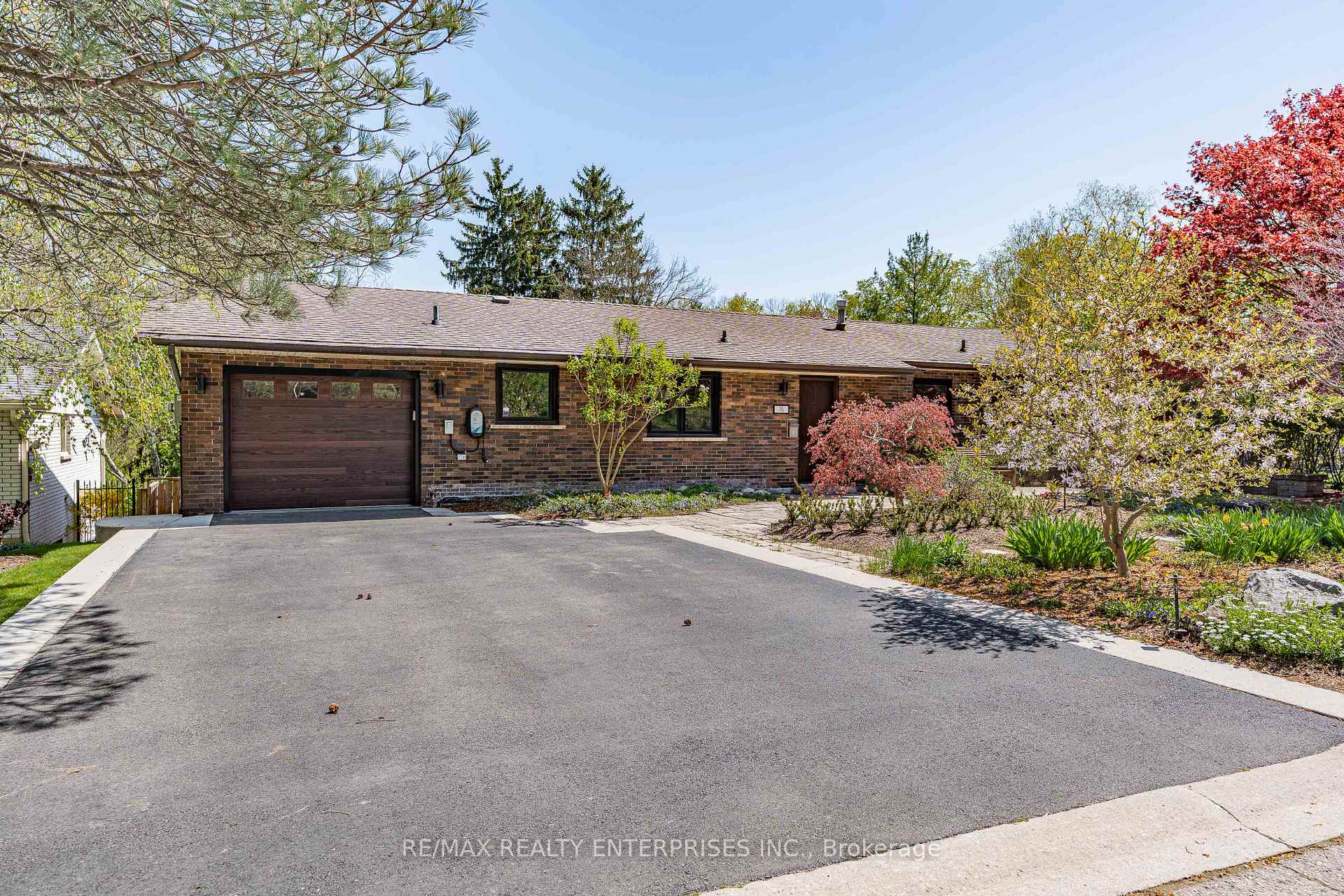 Photo 2 of 75 Robinhood Drive, Hamilton, Dundas — HOMEH