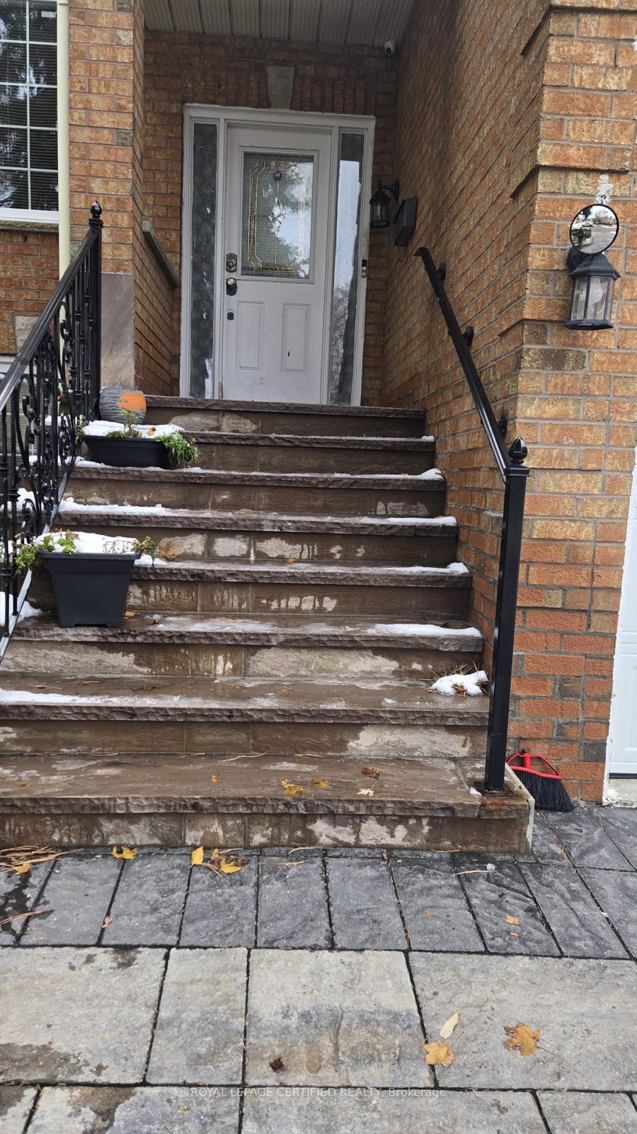 Photo 4 of 21 Lone Oak Avenue, Brampton, Westgate — HOMEH