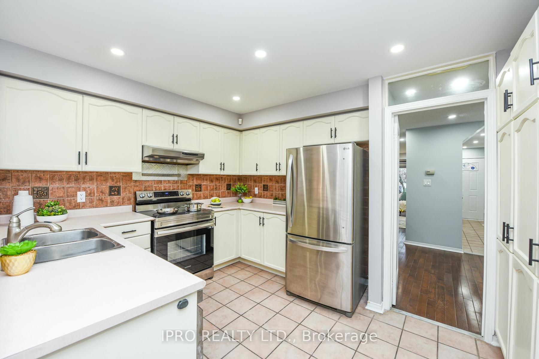 Photo 5 of 22 Desert Sand Drive, Brampton, Sandringham-Wellington — HOMEH