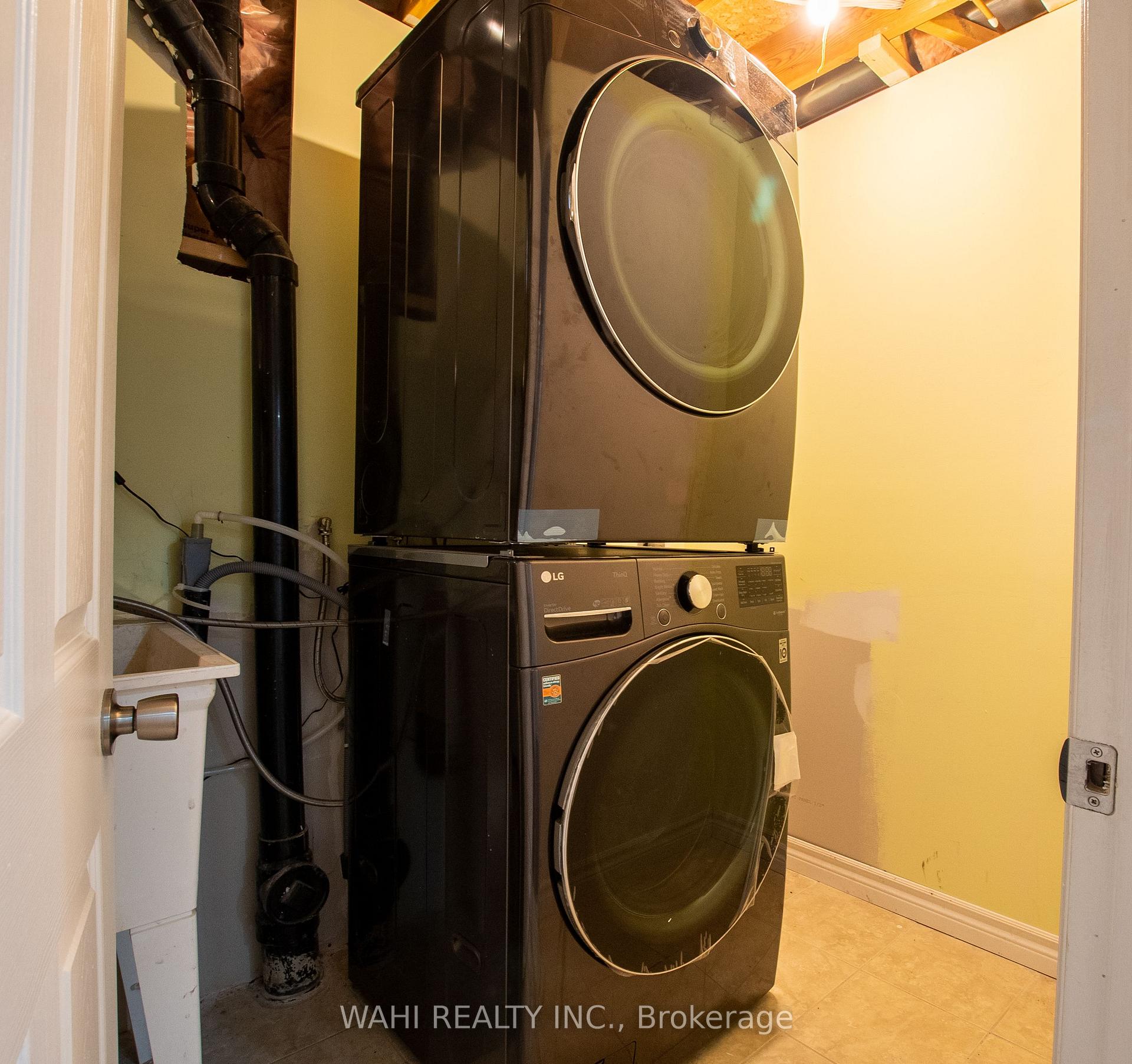 Photo 24 of 45 Harnesworth Crescent, Hamilton, Waterdown — HOMEH