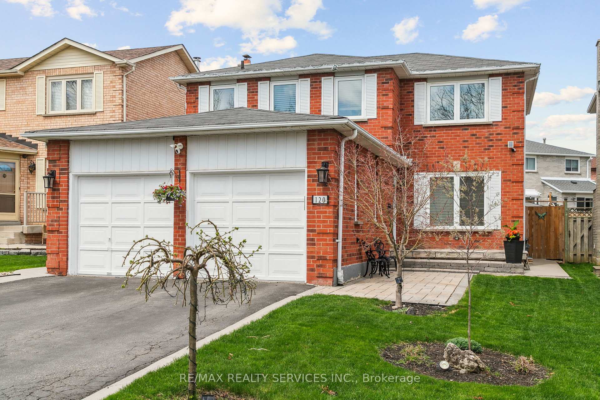 Photo 3 of 120 Flowertown Avenue, Brampton, Northwood Park — HOMEH