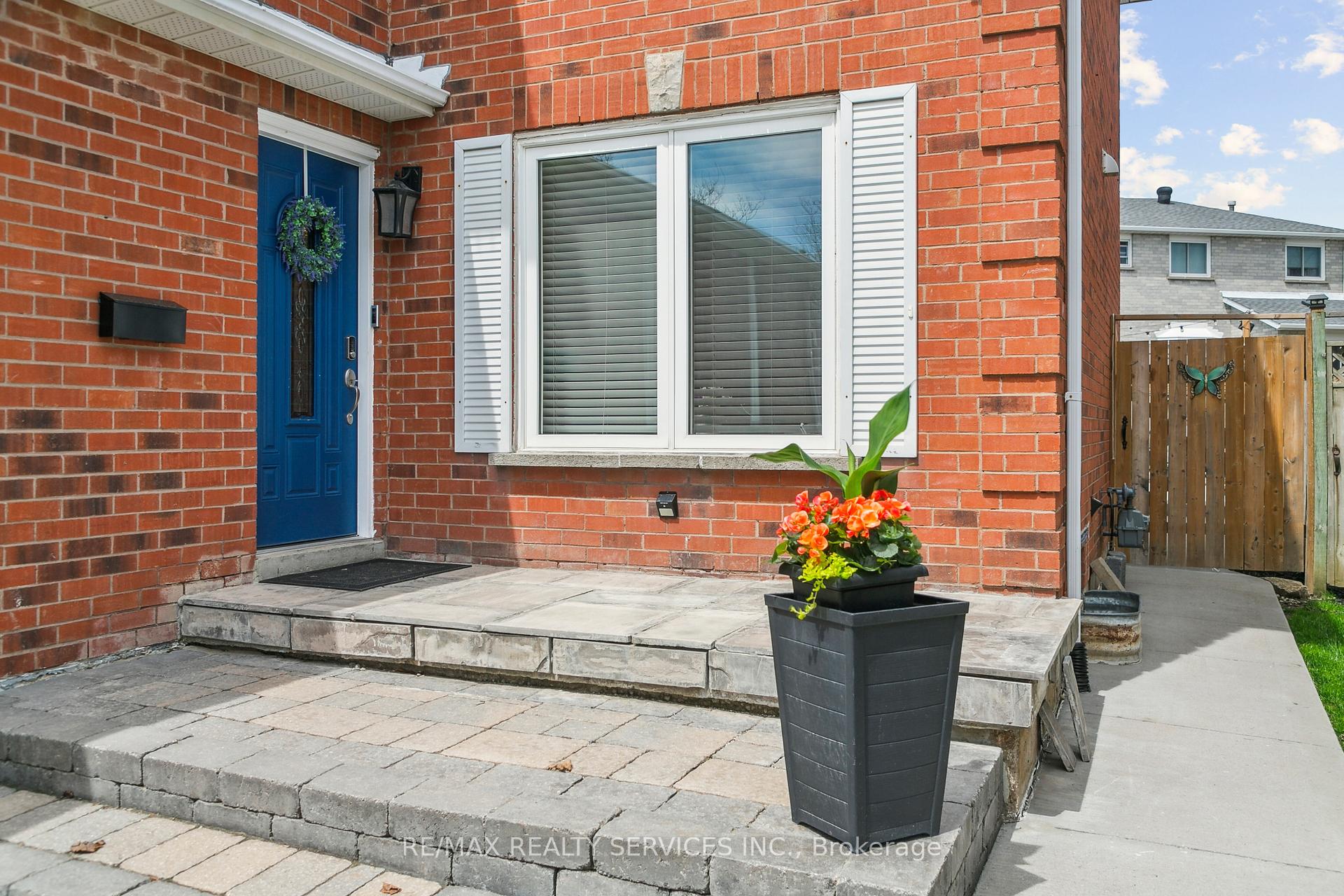 Photo 4 of 120 Flowertown Avenue, Brampton, Northwood Park — HOMEH