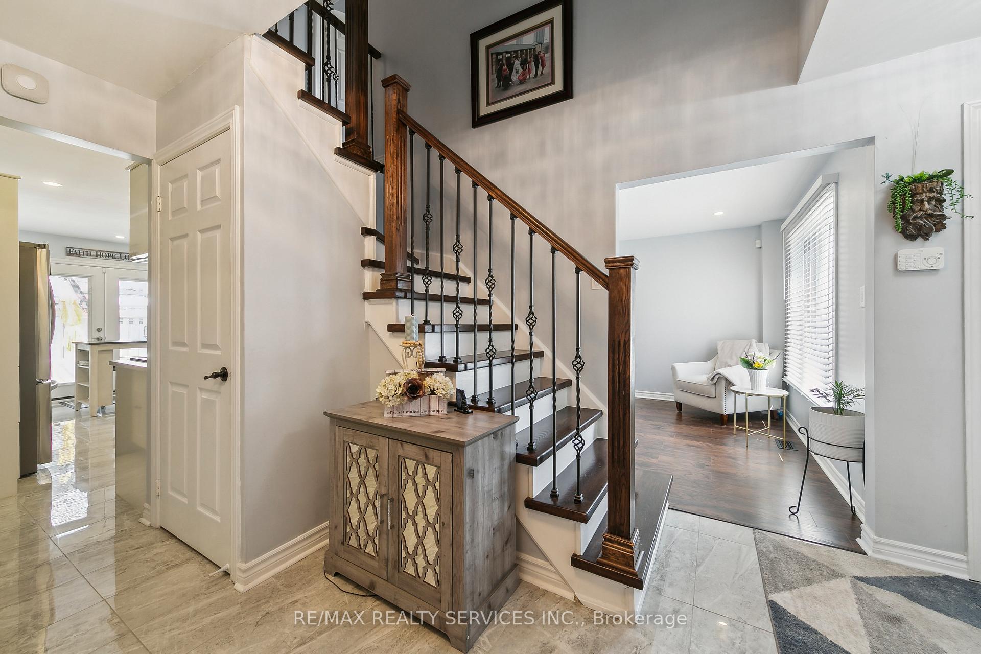Photo 11 of 120 Flowertown Avenue, Brampton, Northwood Park — HOMEH