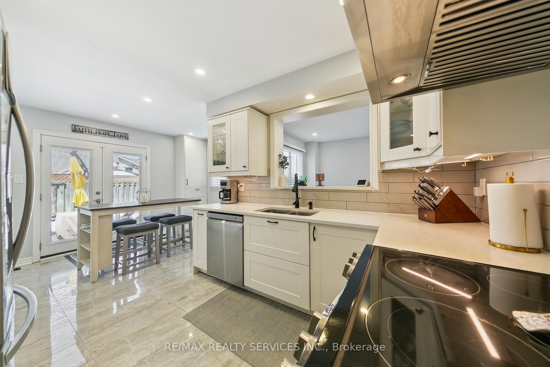 Photo 18 of 120 Flowertown Avenue, Brampton, Northwood Park — HOMEH