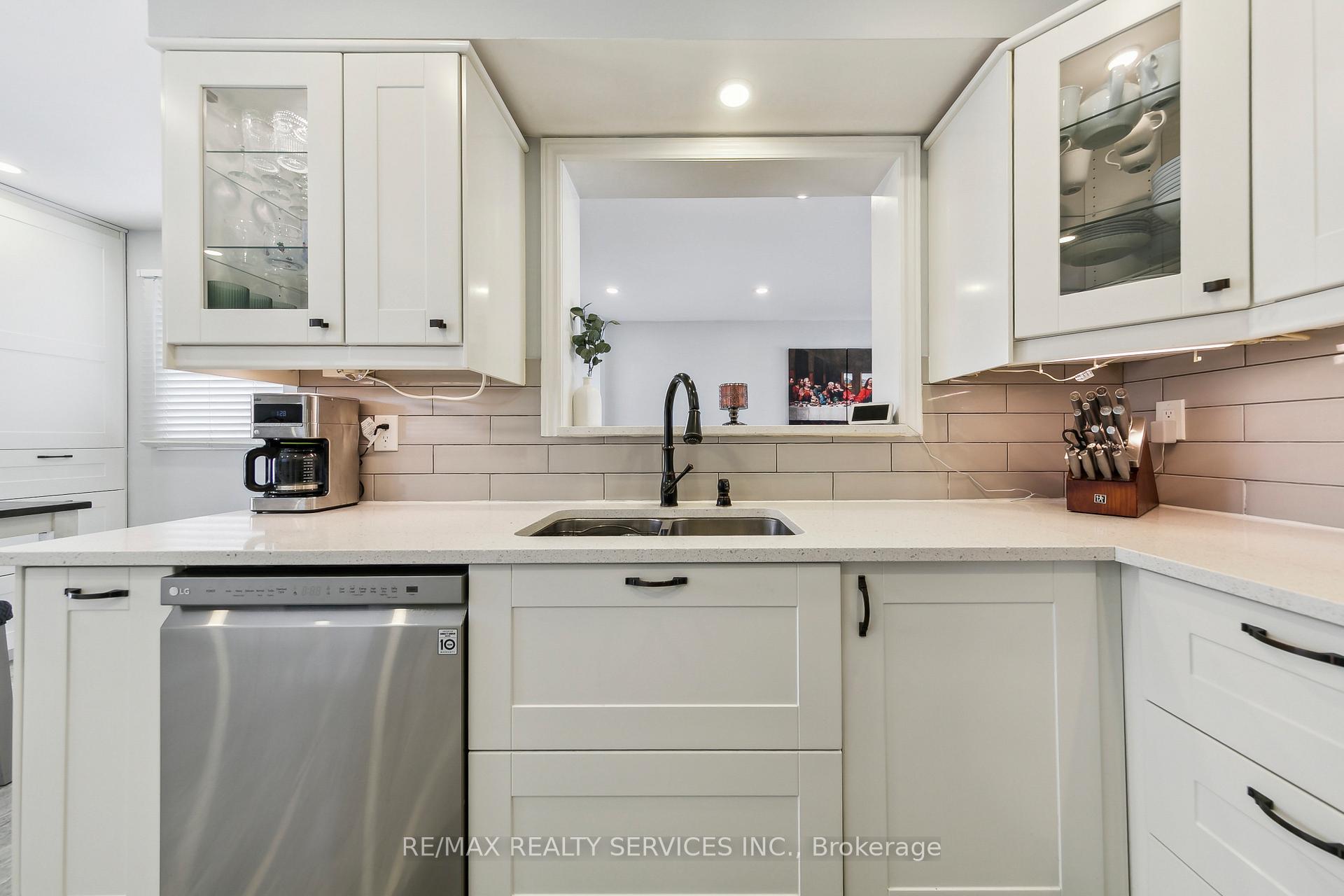 Photo 20 of 120 Flowertown Avenue, Brampton, Northwood Park — HOMEH