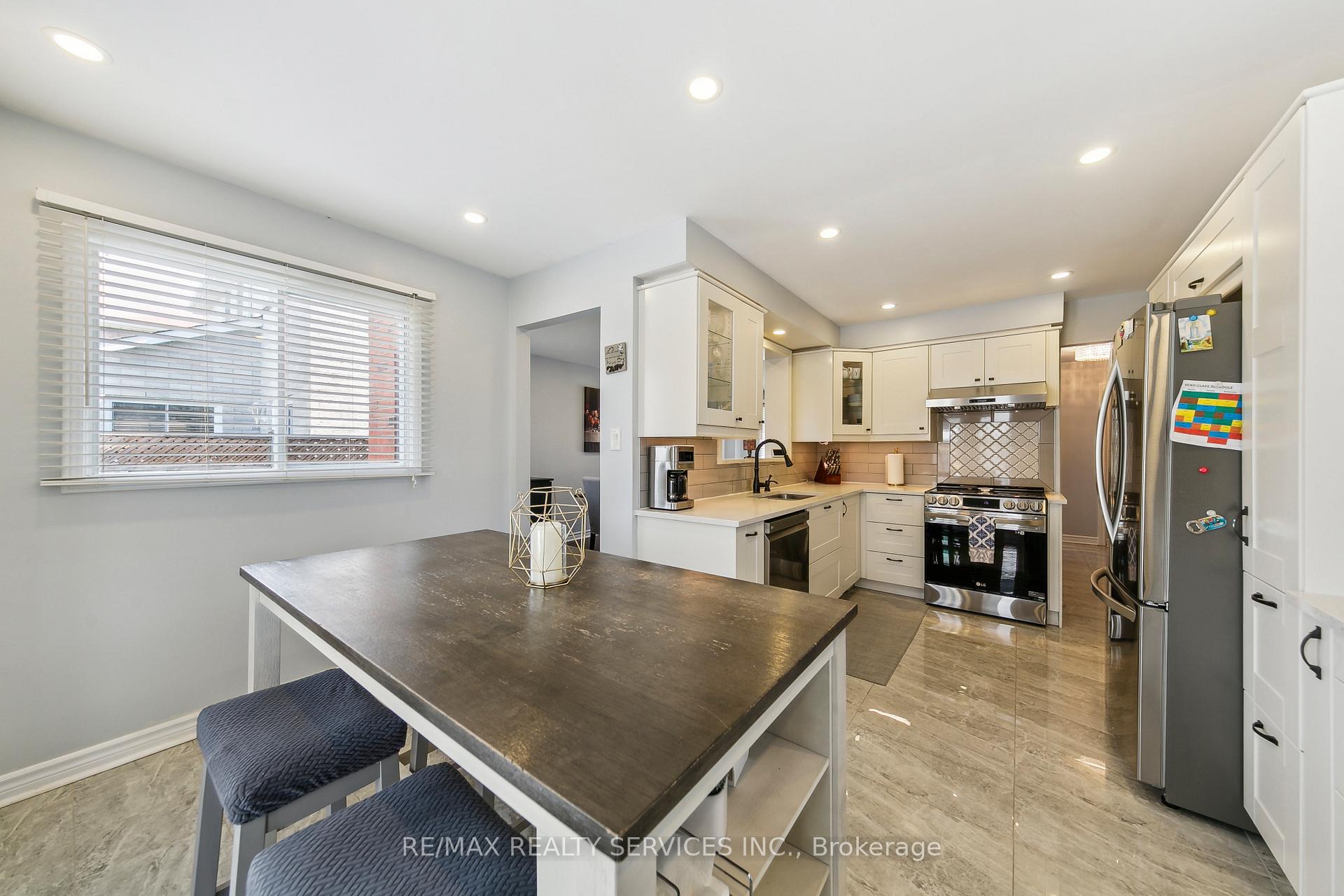 Photo 22 of 120 Flowertown Avenue, Brampton, Northwood Park — HOMEH