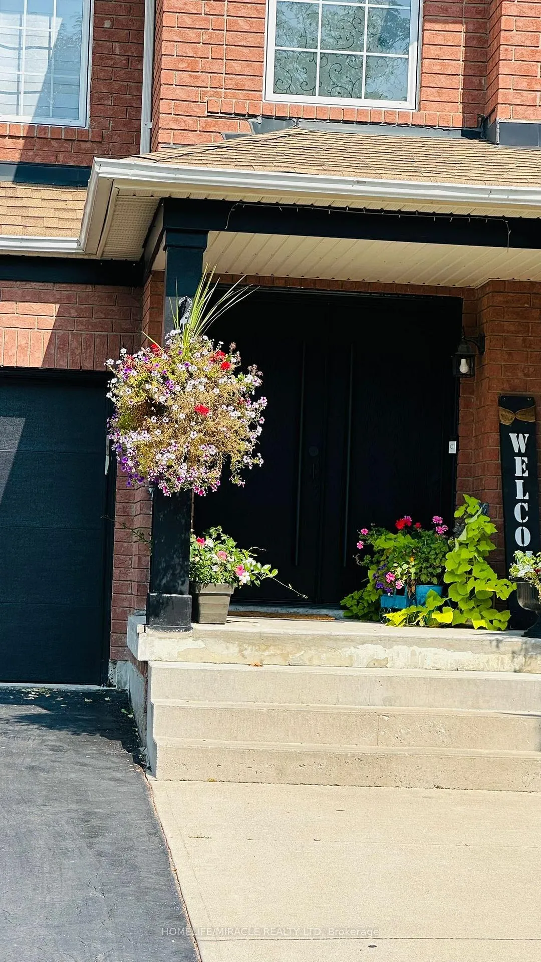 Photo 3 of 28 Bowsfield Drive, Brampton, Vales of Castlemore — HOMEH