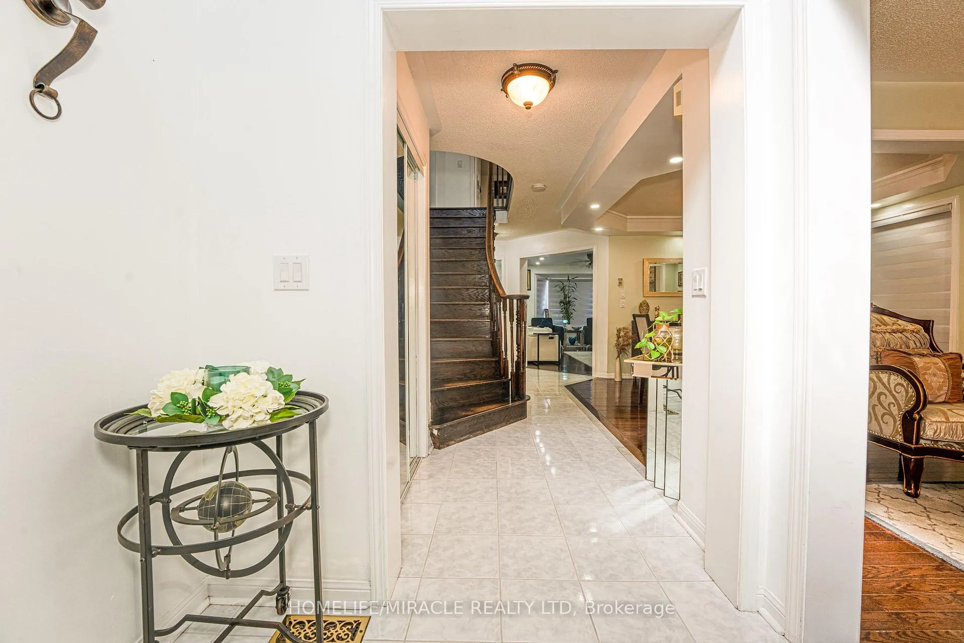 Photo 5 of 28 Bowsfield Drive, Brampton, Vales of Castlemore — HOMEH