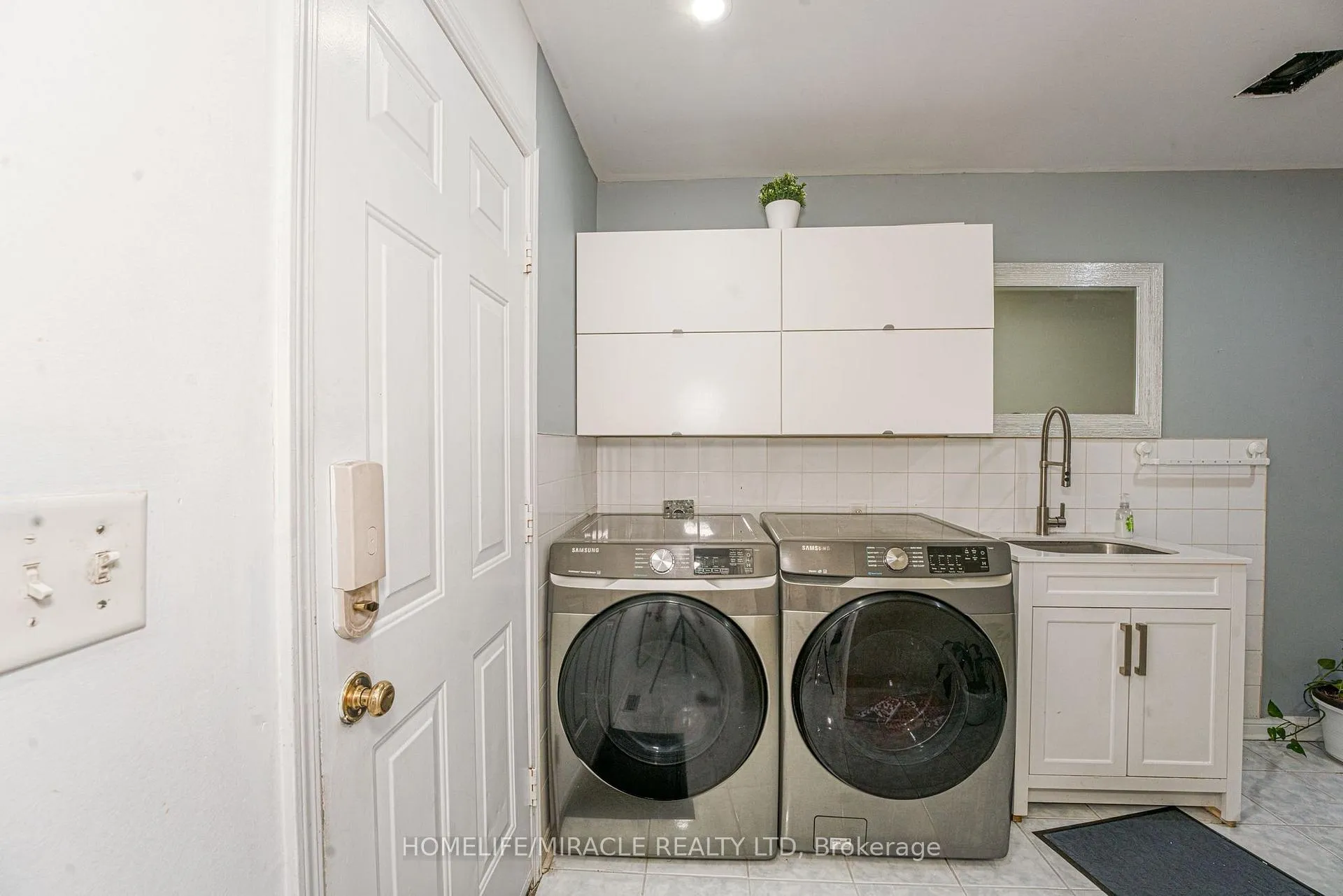 Photo 18 of 28 Bowsfield Drive, Brampton, Vales of Castlemore — HOMEH