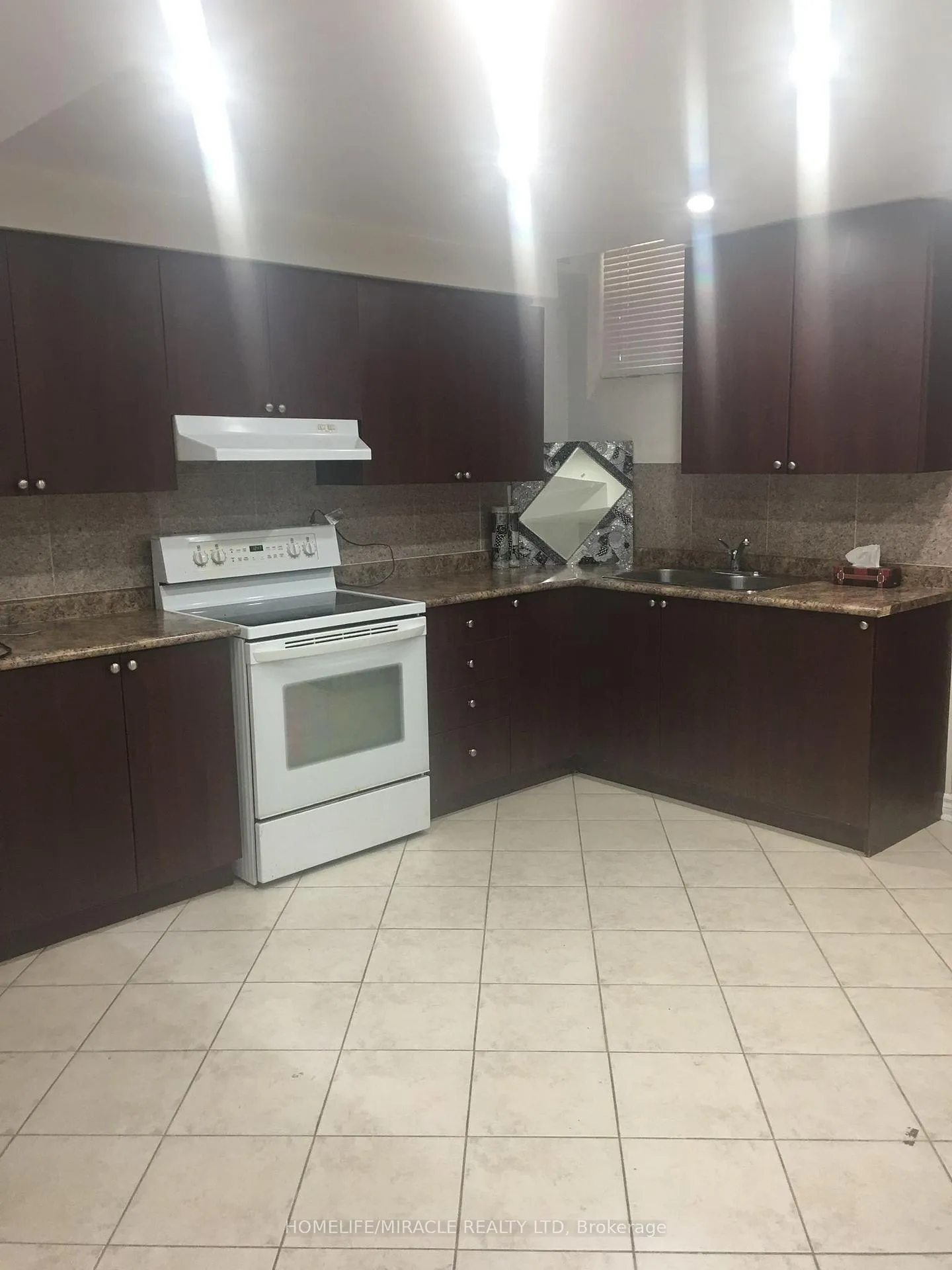 Photo 35 of 28 Bowsfield Drive, Brampton, Vales of Castlemore — HOMEH