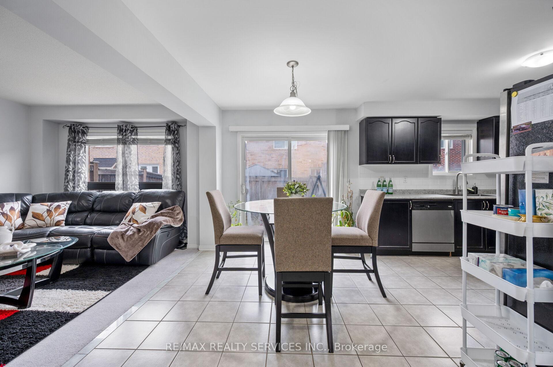 Photo 16 of 31 Rambling Oak Drive, Brampton, Fletcher's Meadow — HOMEH