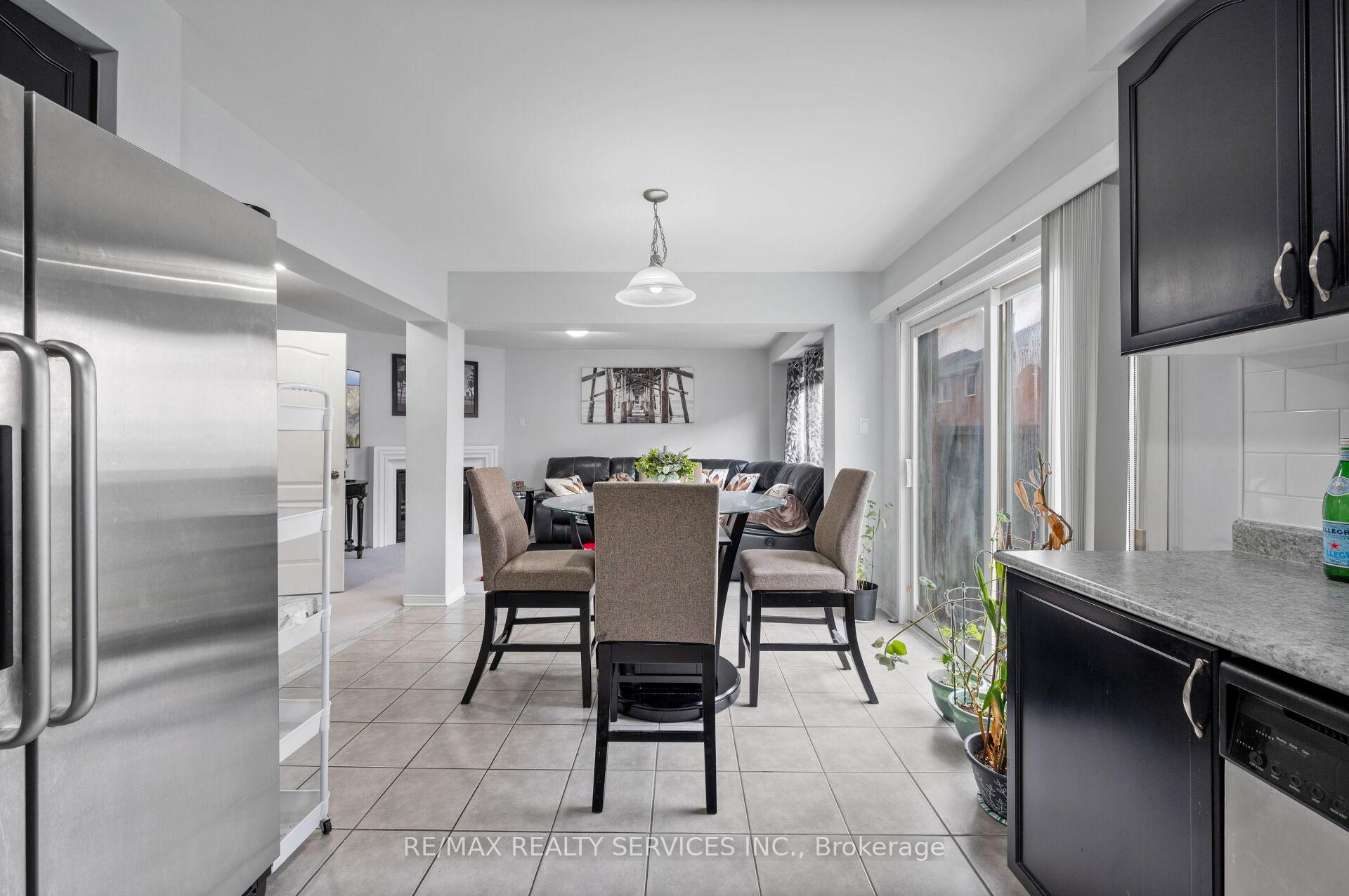 Photo 7 of 31 Rambling Oak Drive, Brampton, Fletcher's Meadow — HOMEH