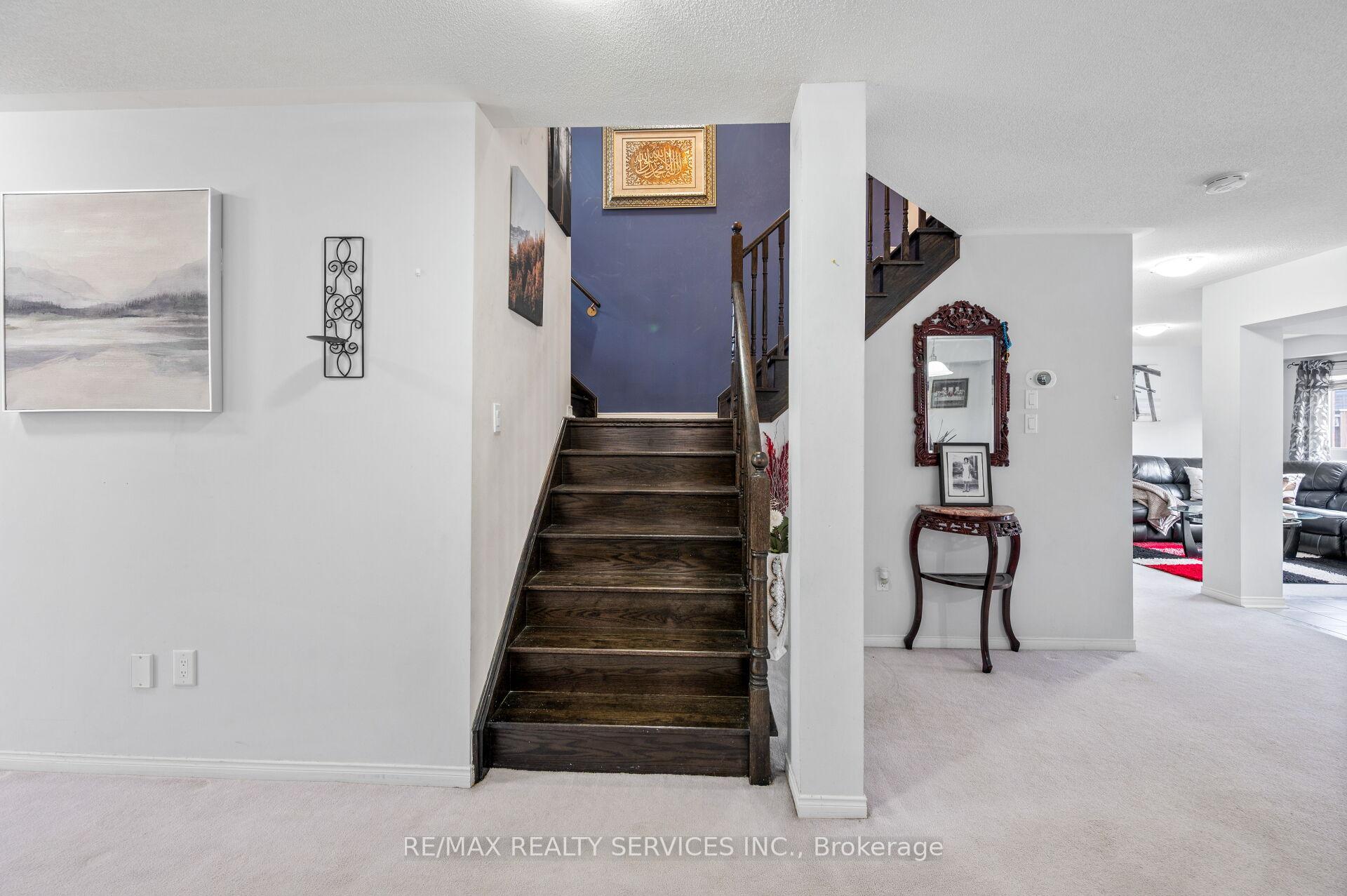 Photo 11 of 31 Rambling Oak Drive, Brampton, Fletcher's Meadow — HOMEH