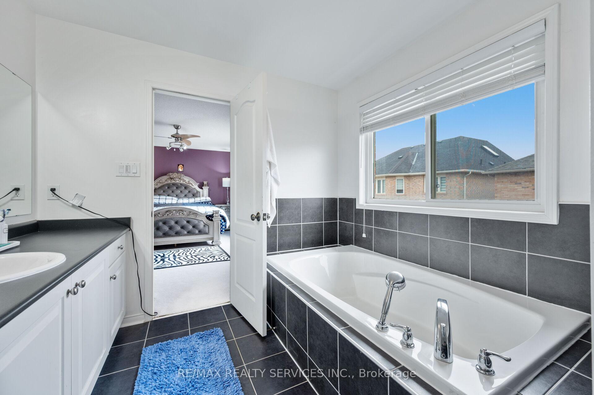 Photo 10 of 31 Rambling Oak Drive, Brampton, Fletcher's Meadow — HOMEH