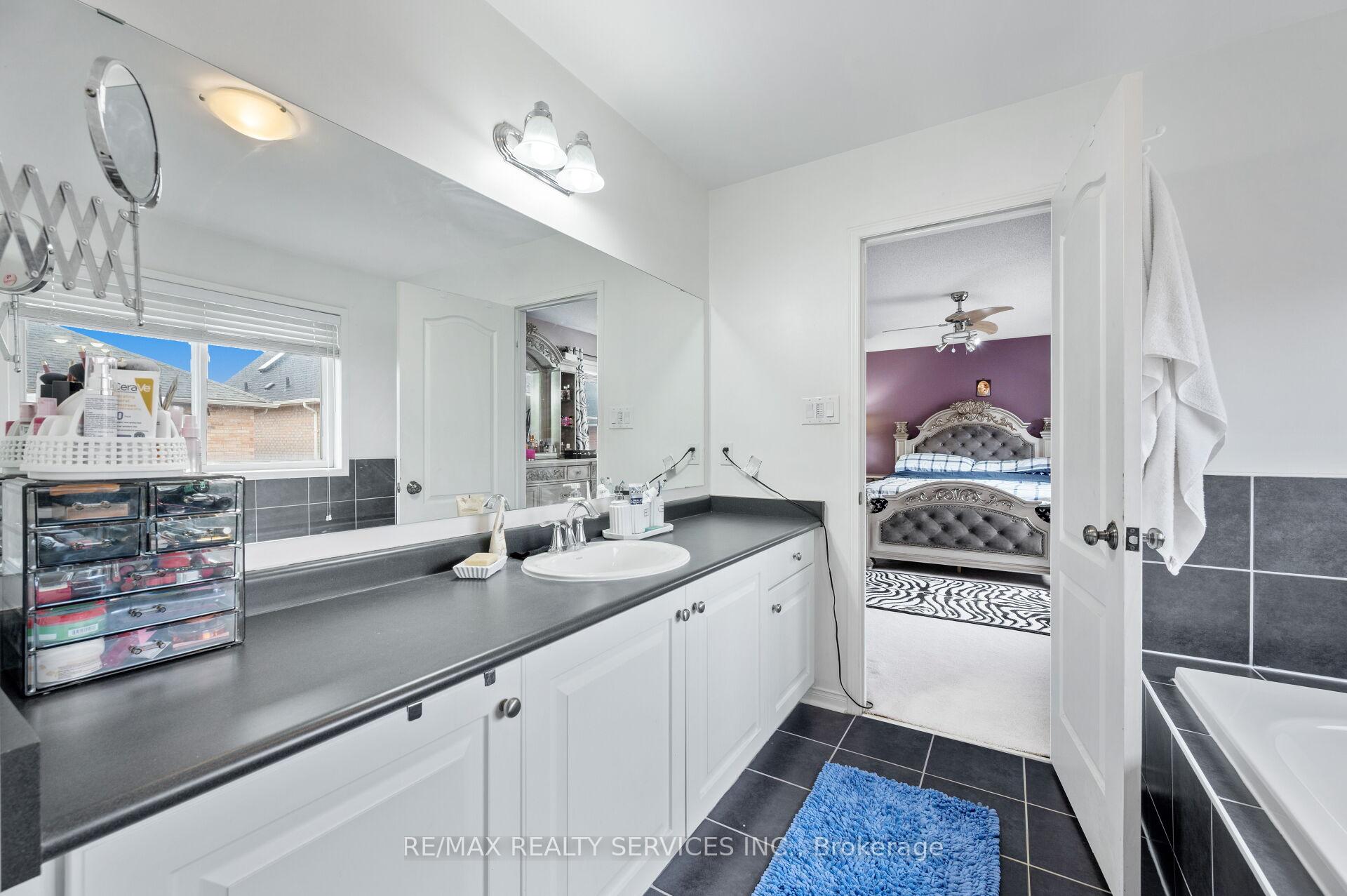 Photo 12 of 31 Rambling Oak Drive, Brampton, Fletcher's Meadow — HOMEH