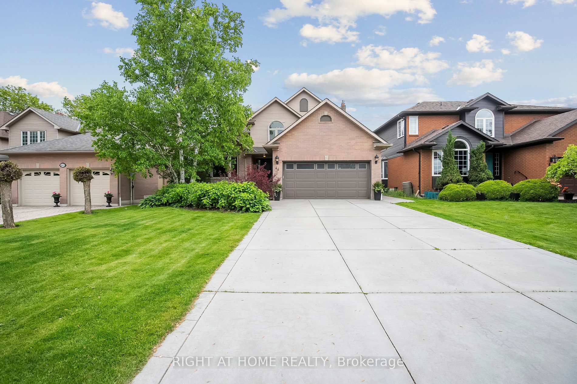 Photo 2 of 44 Citation Crescent, Hamilton, Meadowlands — HOMEH