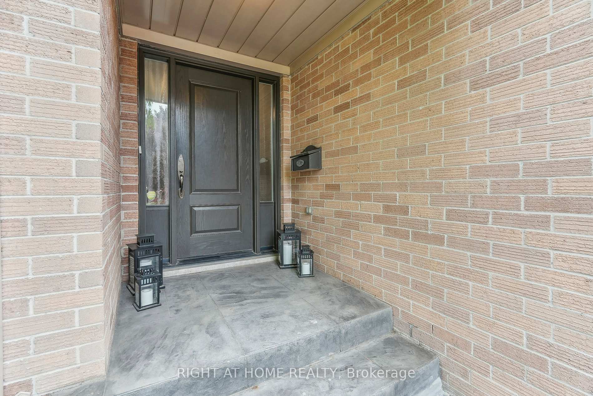 Photo 3 of 44 Citation Crescent, Hamilton, Meadowlands — HOMEH