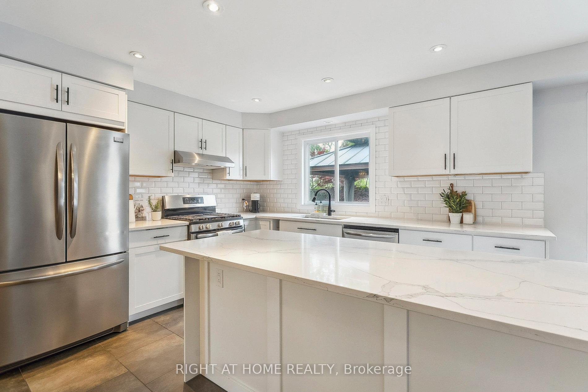 Photo 10 of 44 Citation Crescent, Hamilton, Meadowlands — HOMEH