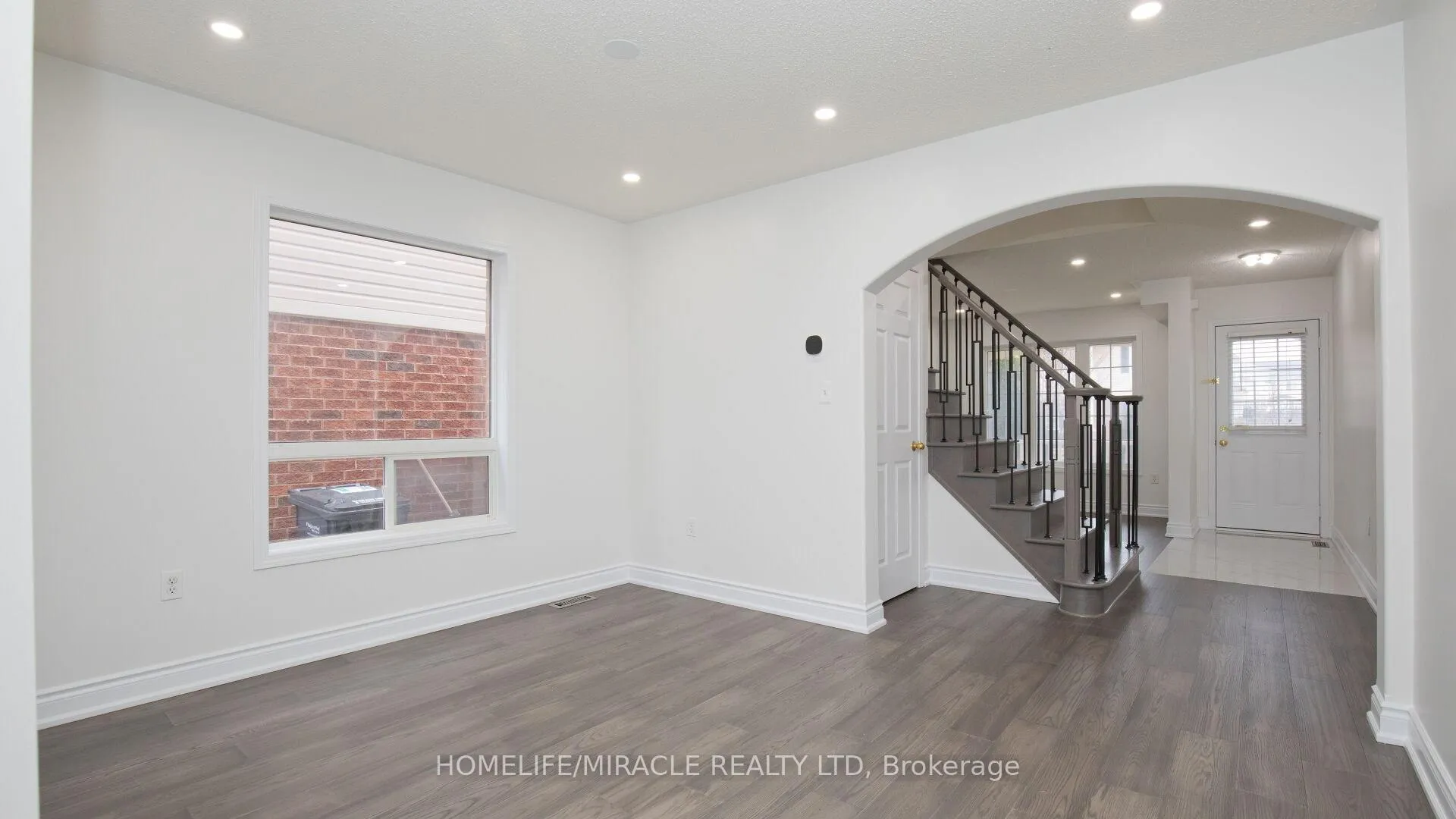 Photo 3 of 118 Owlridge Drive, Brampton, Credit Valley — HOMEH