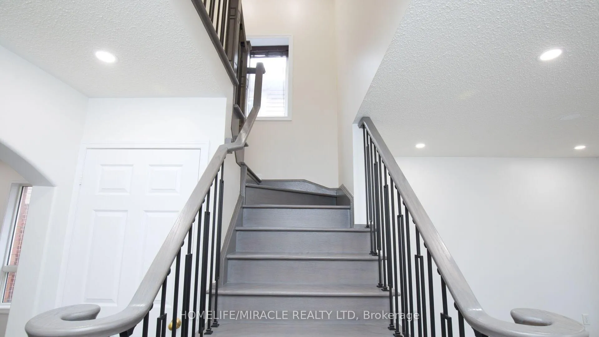 Photo 4 of 118 Owlridge Drive, Brampton, Credit Valley — HOMEH