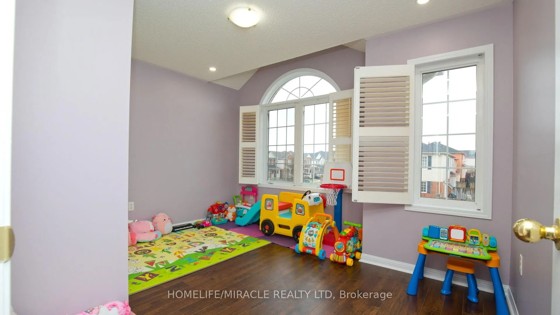 Photo 9 of 118 Owlridge Drive, Brampton, Credit Valley — HOMEH