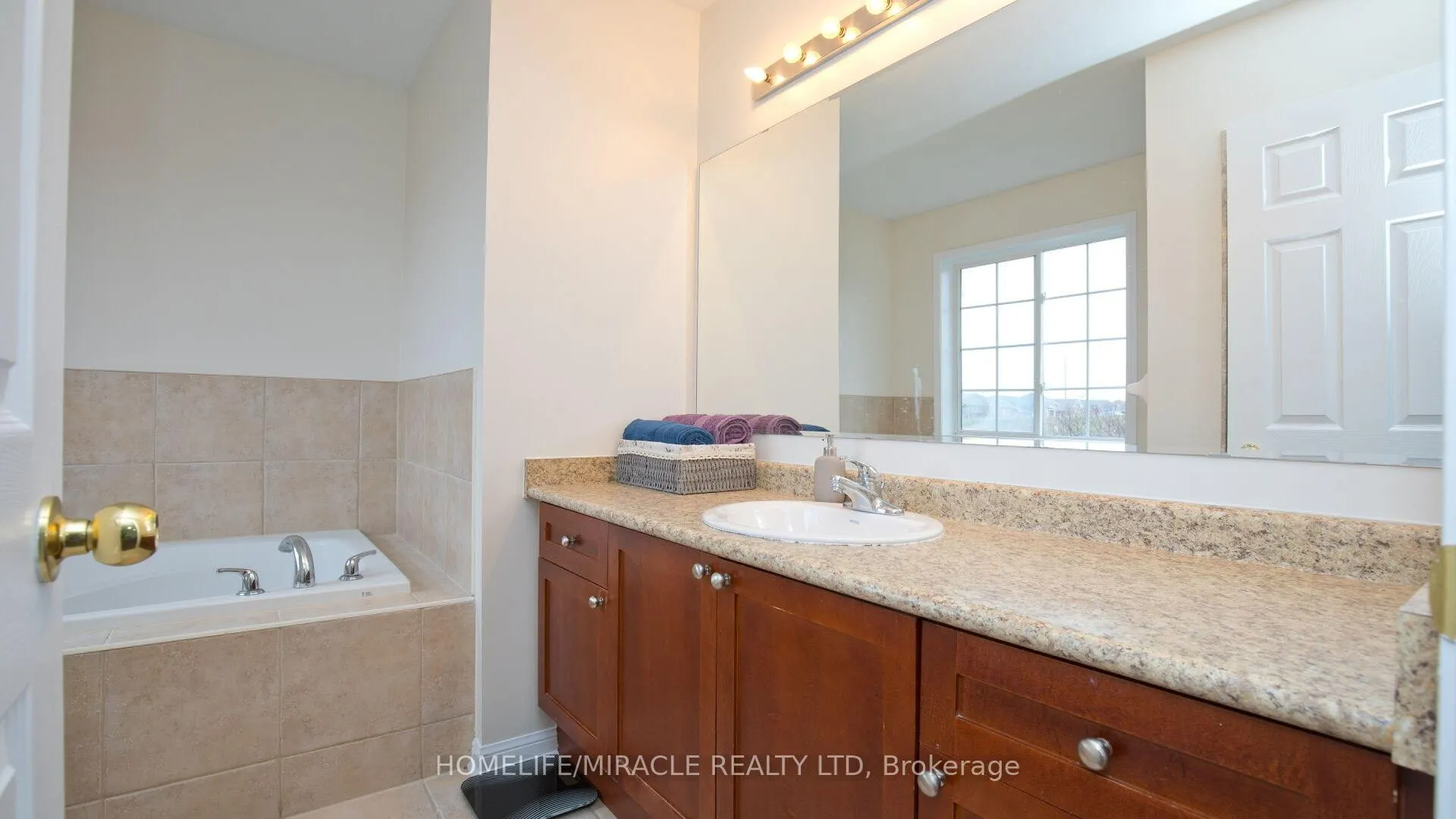 Photo 10 of 118 Owlridge Drive, Brampton, Credit Valley — HOMEH