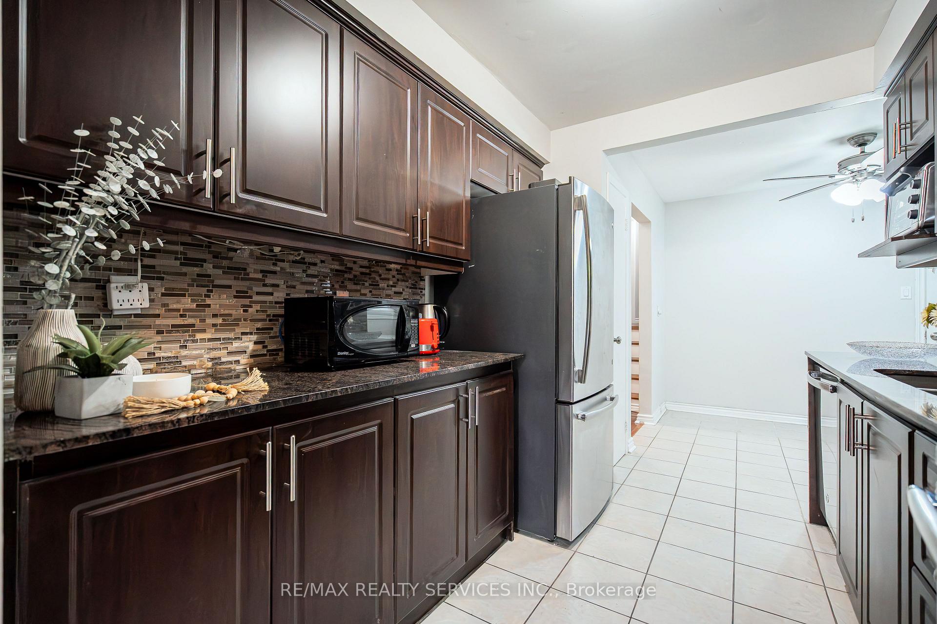Photo 3 of 41 Mallard Crescent, Brampton, Central Park — HOMEH