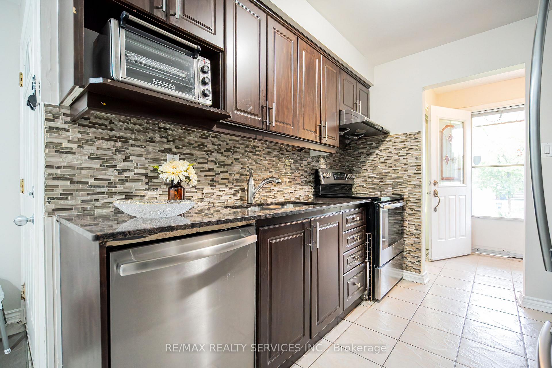 Photo 12 of 41 Mallard Crescent, Brampton, Central Park — HOMEH