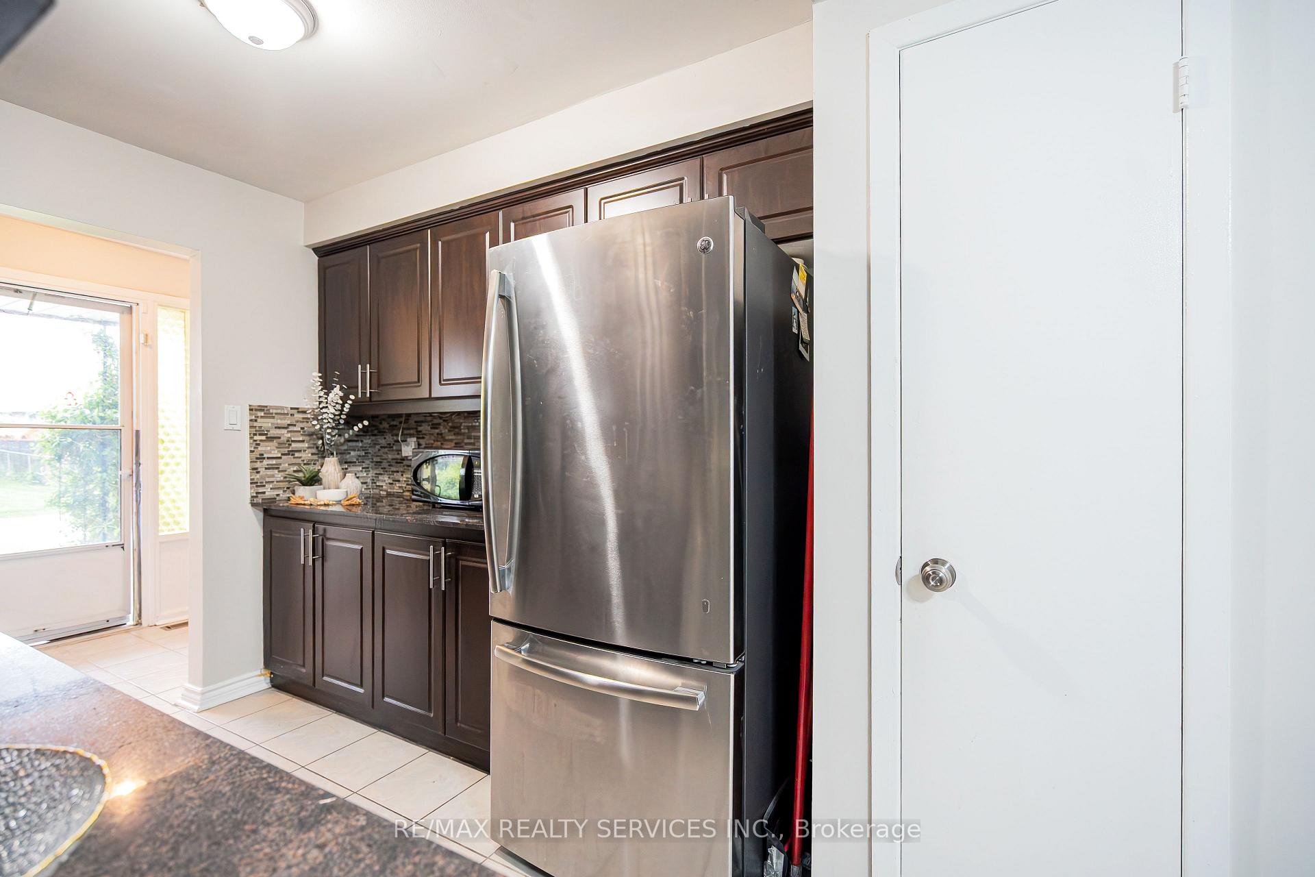 Photo 4 of 41 Mallard Crescent, Brampton, Central Park — HOMEH