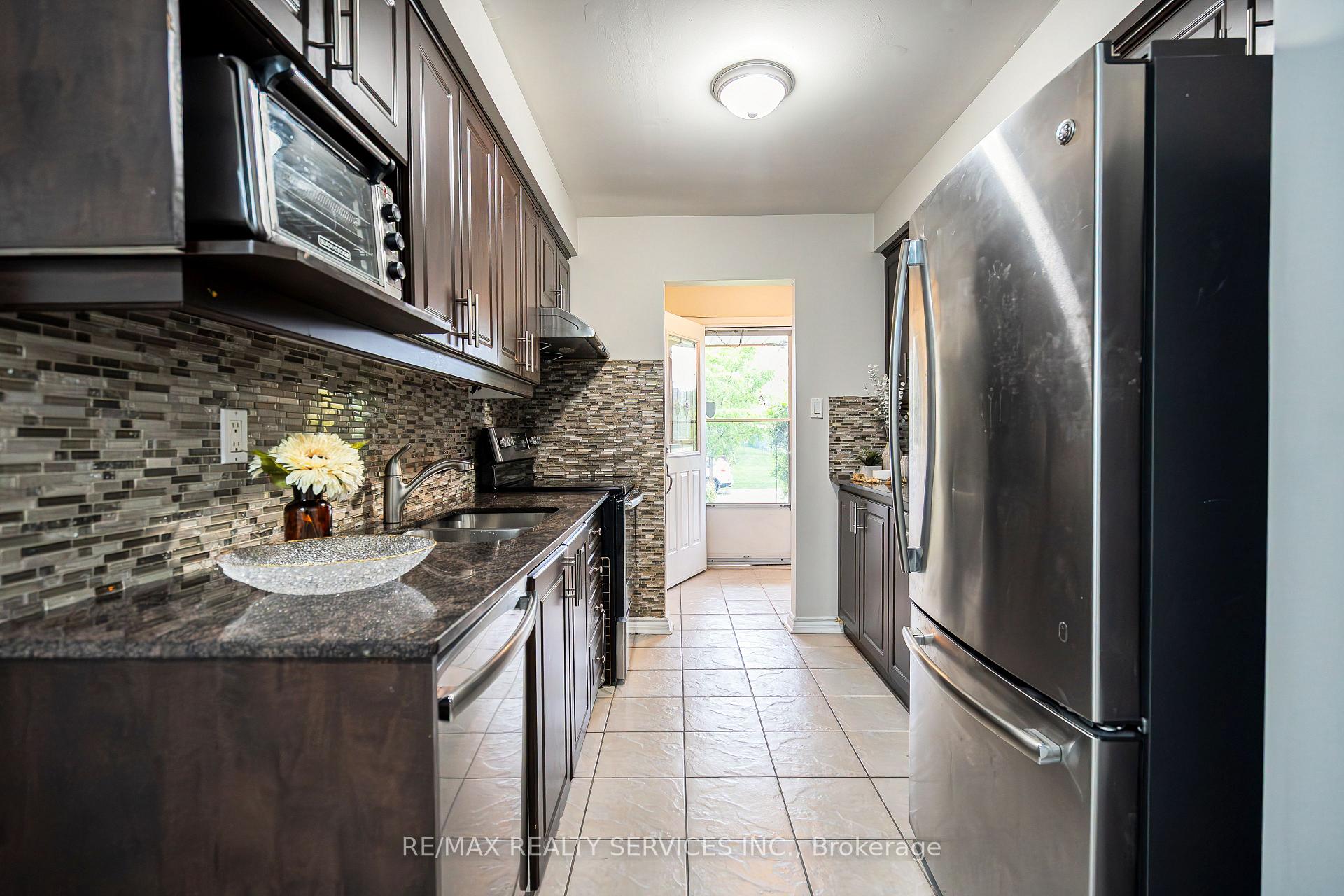 Photo 35 of 41 Mallard Crescent, Brampton, Central Park — HOMEH